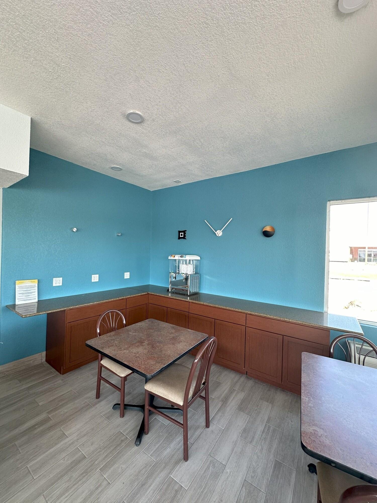 Restaurant Days Inn by Wyndham Salina South