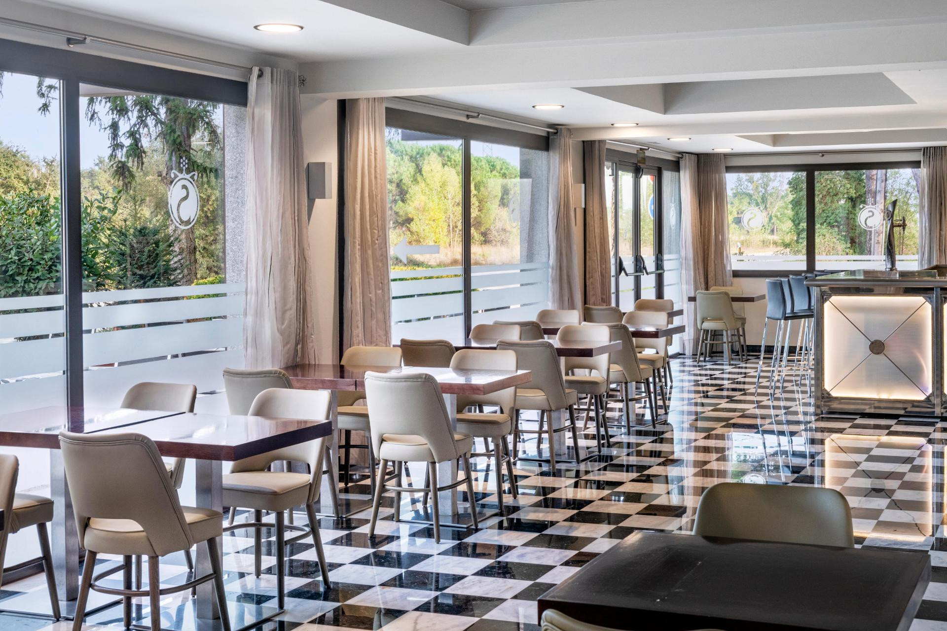Bar/Salón Salles Hotel Aeroport de Girona