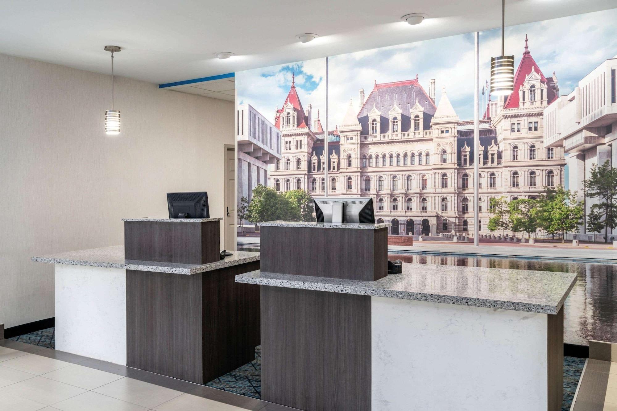 Vista Lobby La Quinta Inn & Suites by Wyndham Latham Albany Airport