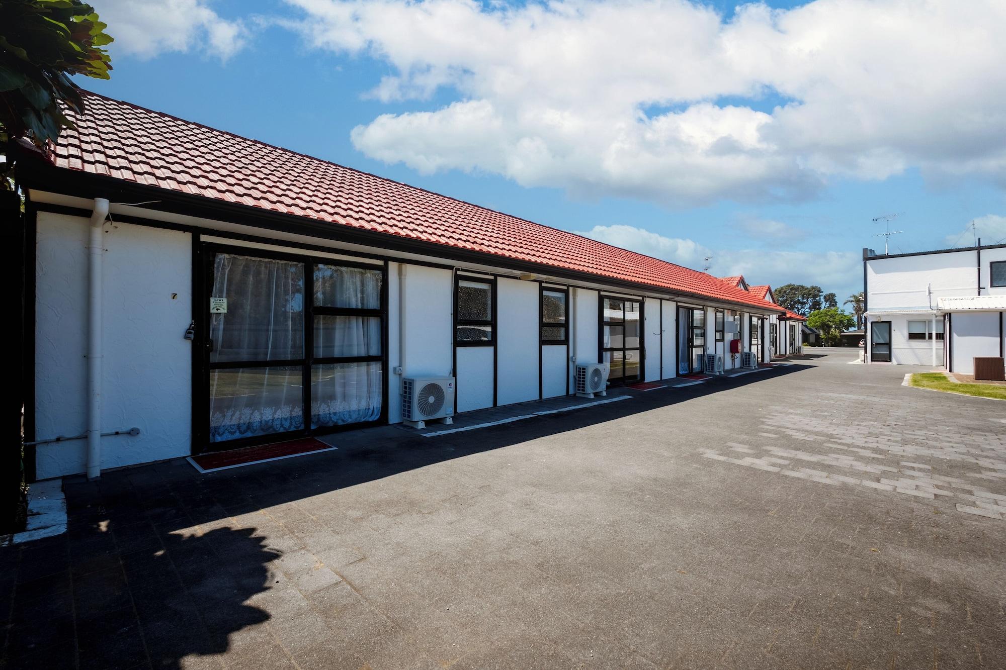 Varios Summer Inn Motel