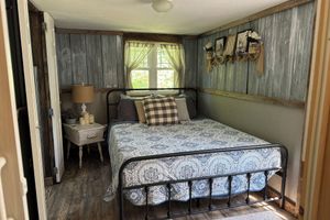 Alquiler Vacacional - Southern Blooms! Porch Swinging, Pet-Friendly, Tiny Home near Kentucky Lake!