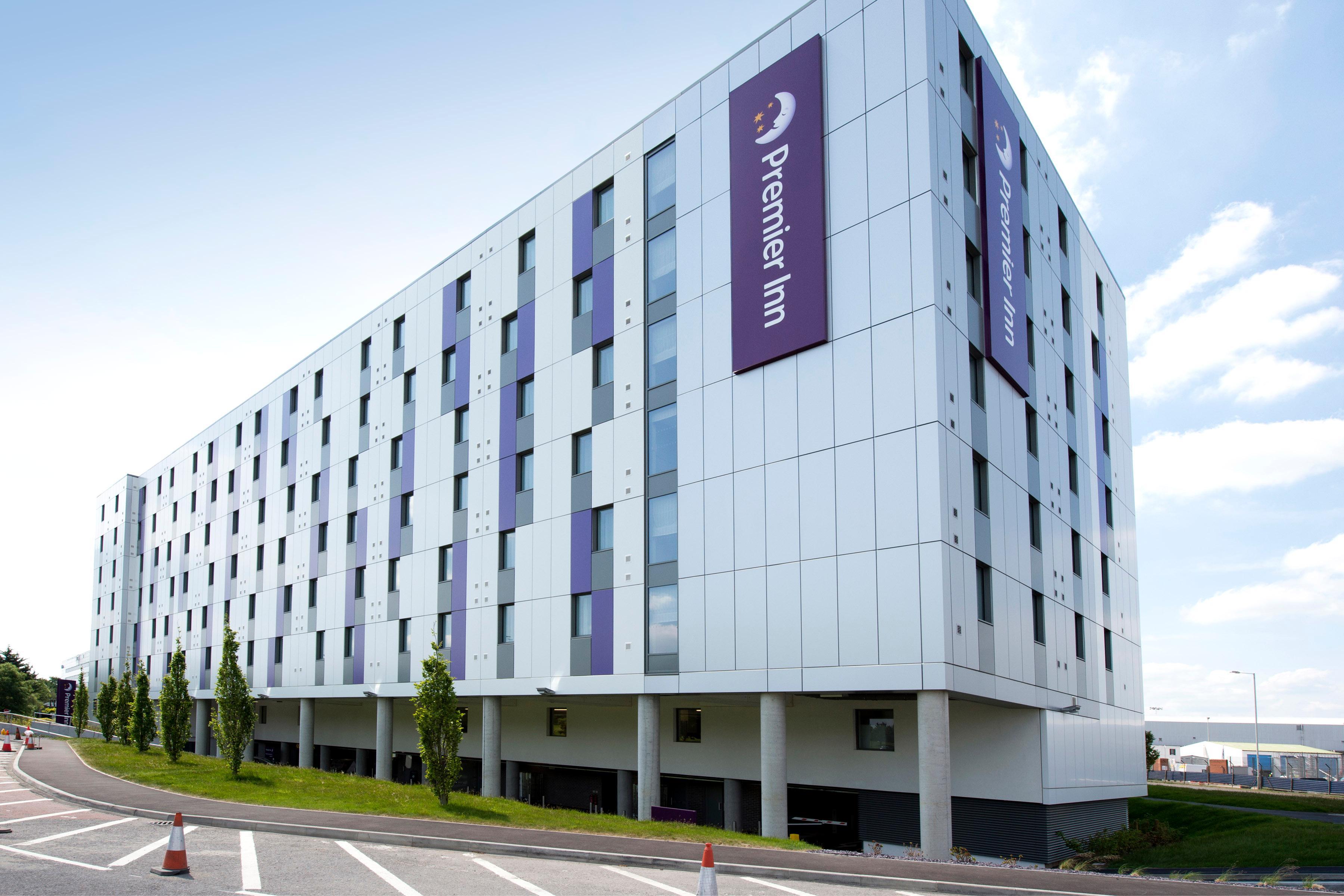 Vista Exterior Premier Inn Heathrow Airport Terminal 4