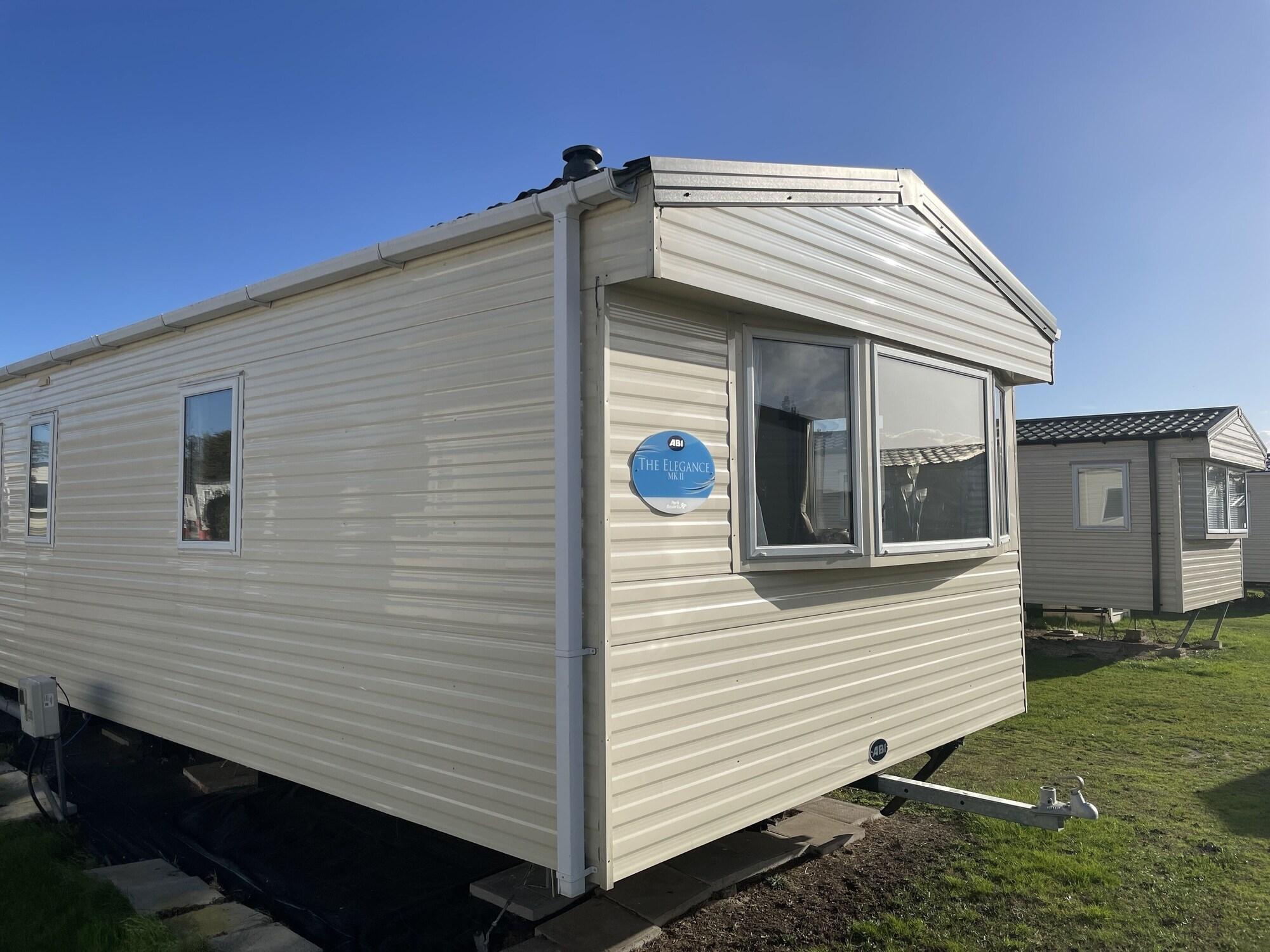 Varios Captivating 2-bed Caravan in Clacton-on-sea