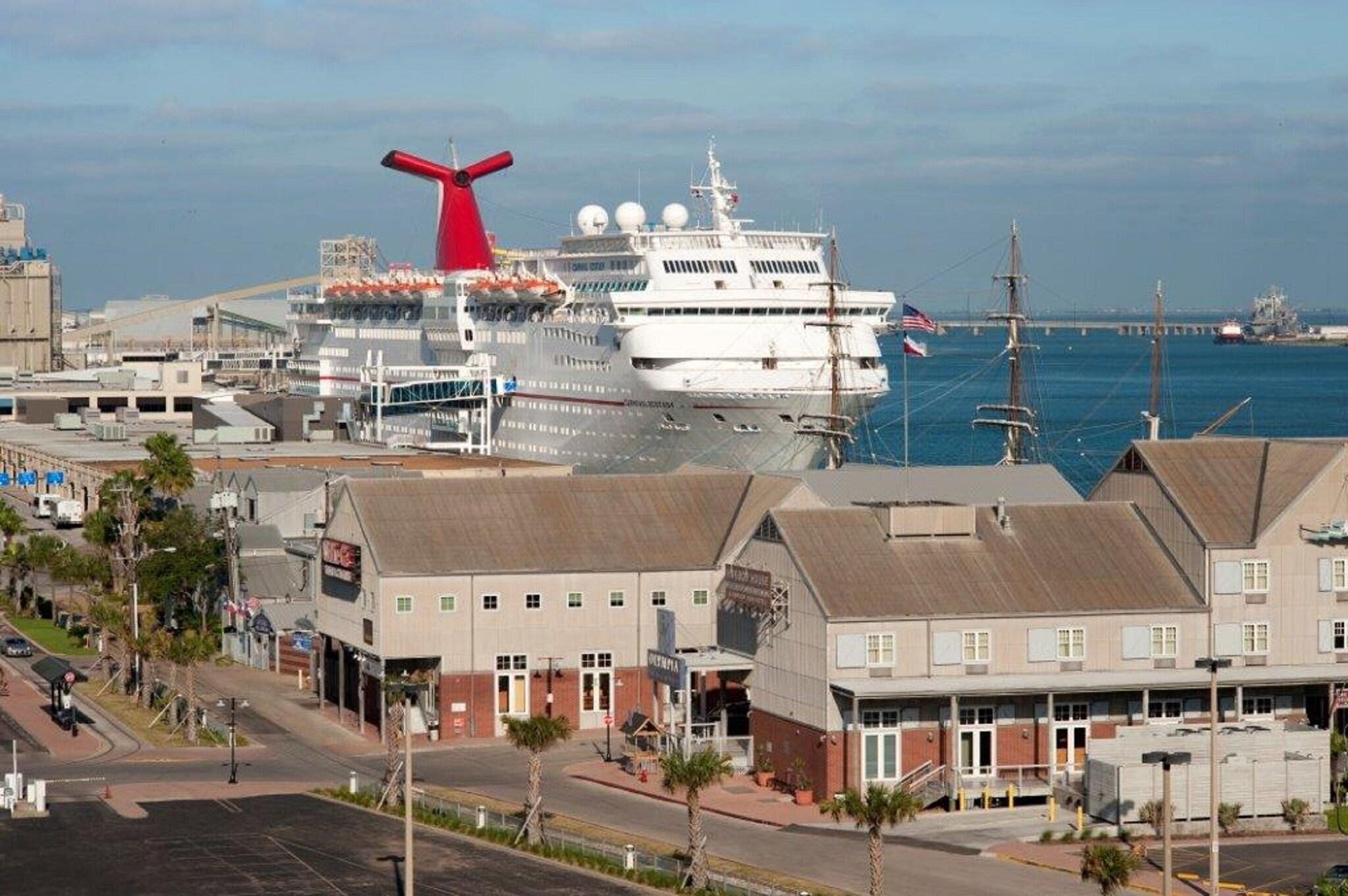 Varios Harbor House Hotel and Marina at Pier 21