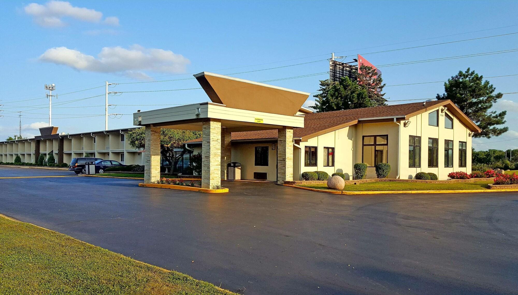 Vista Exterior Lexington Inn & Suites NW Chicago Elgin