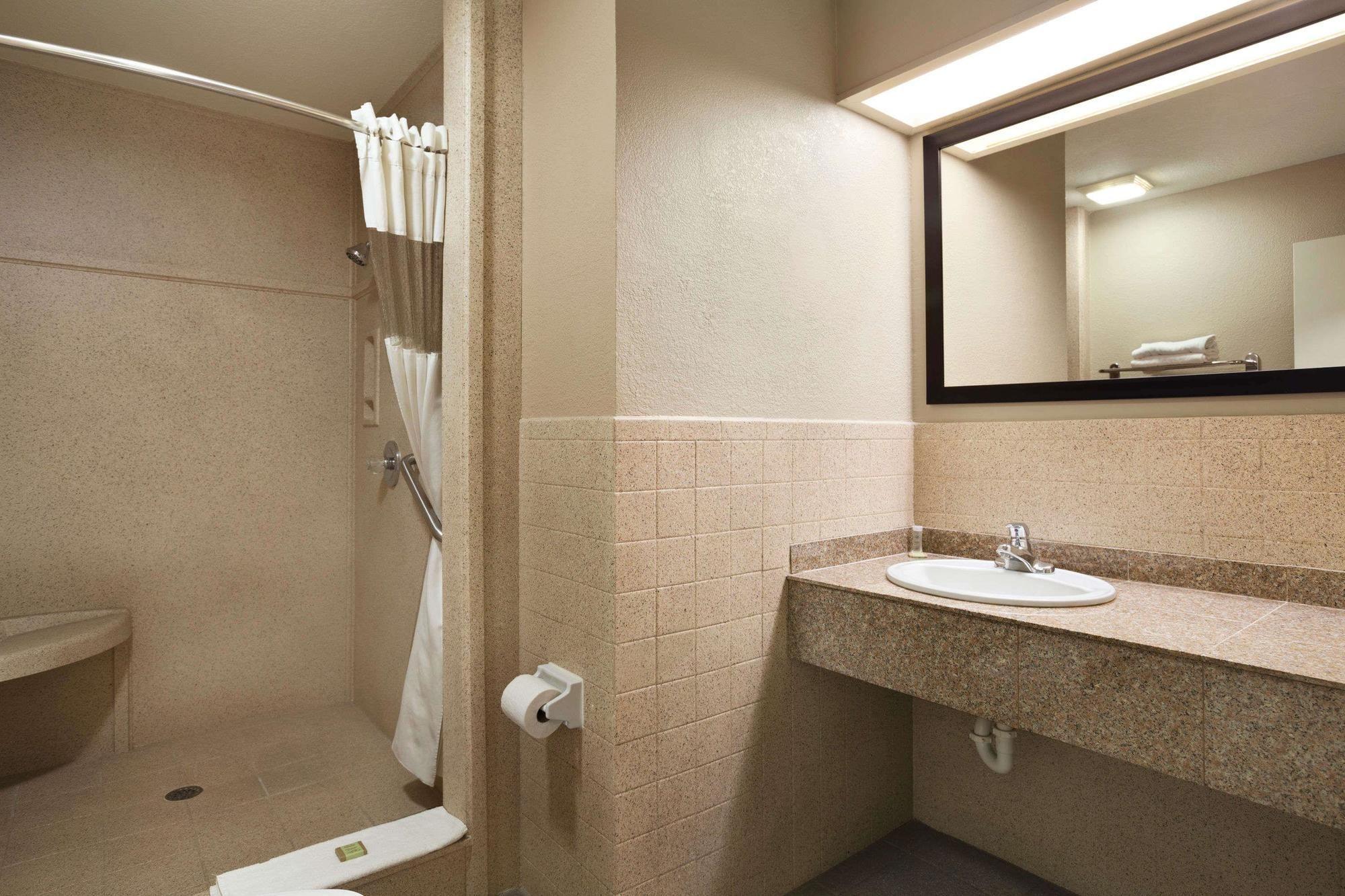 Equipamiento de Habitación Super 8 by Wyndham McAllen/Downtown
