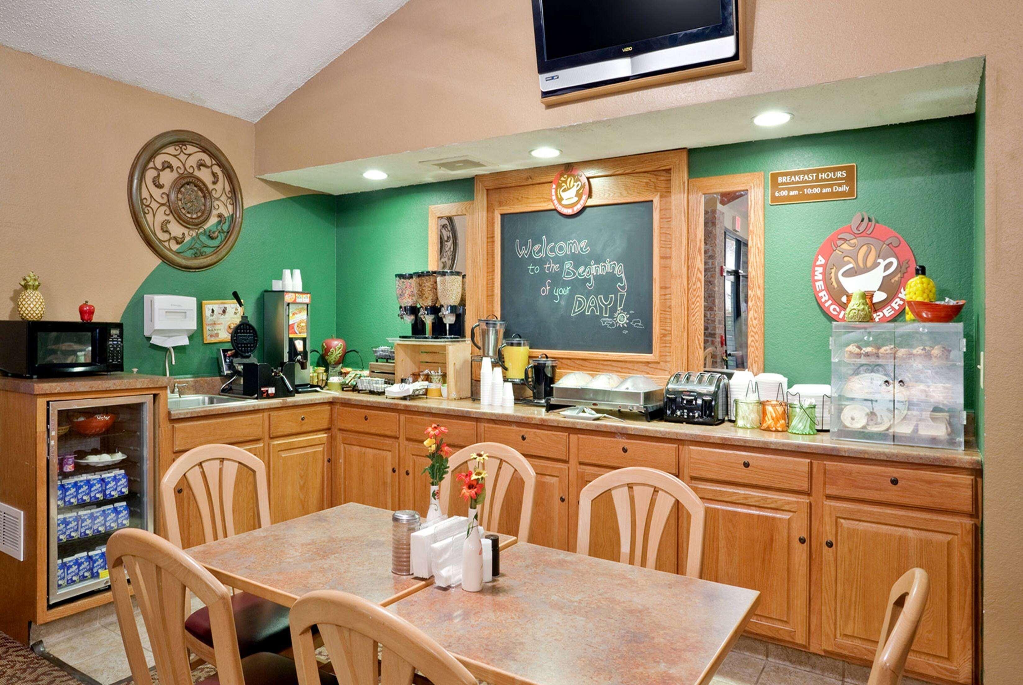 Restaurant AmericInn by Wyndham Oscoda Near AuSable River