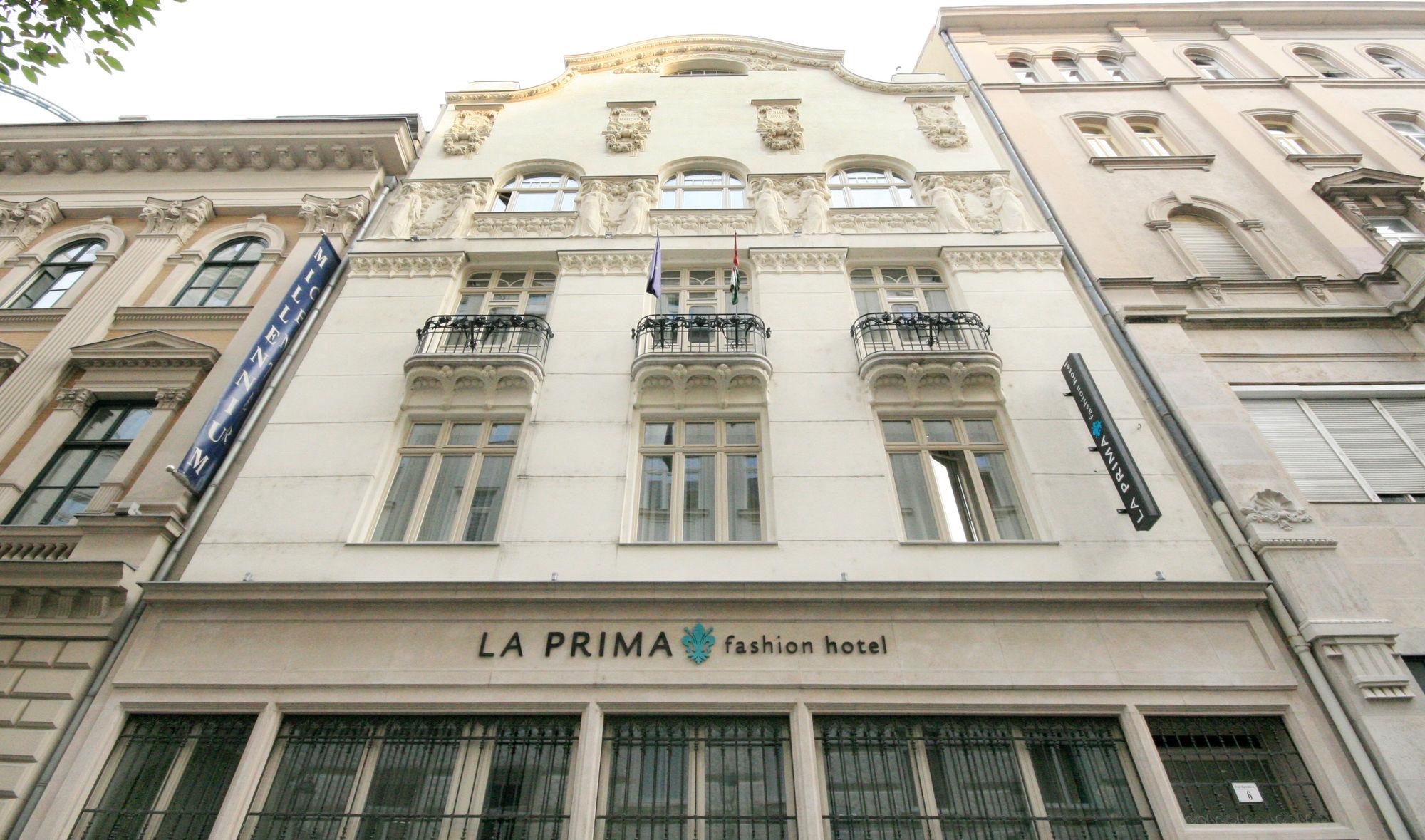 Vista da fachada La Prima Fashion Hotel