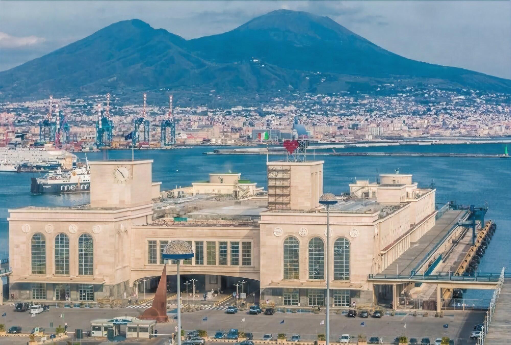 Vista da fachada Smart Hotel Napoli