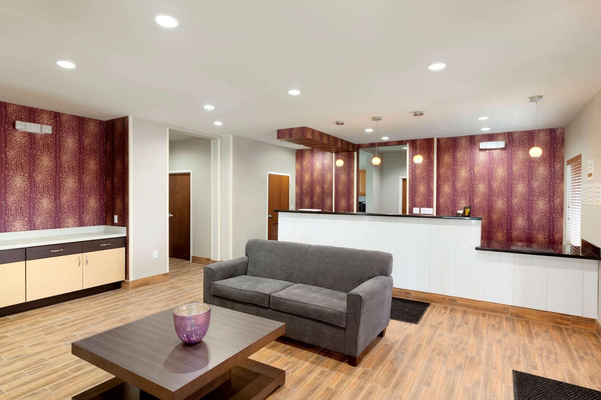Vista Lobby Super 8 by Wyndham Carrizo Springs