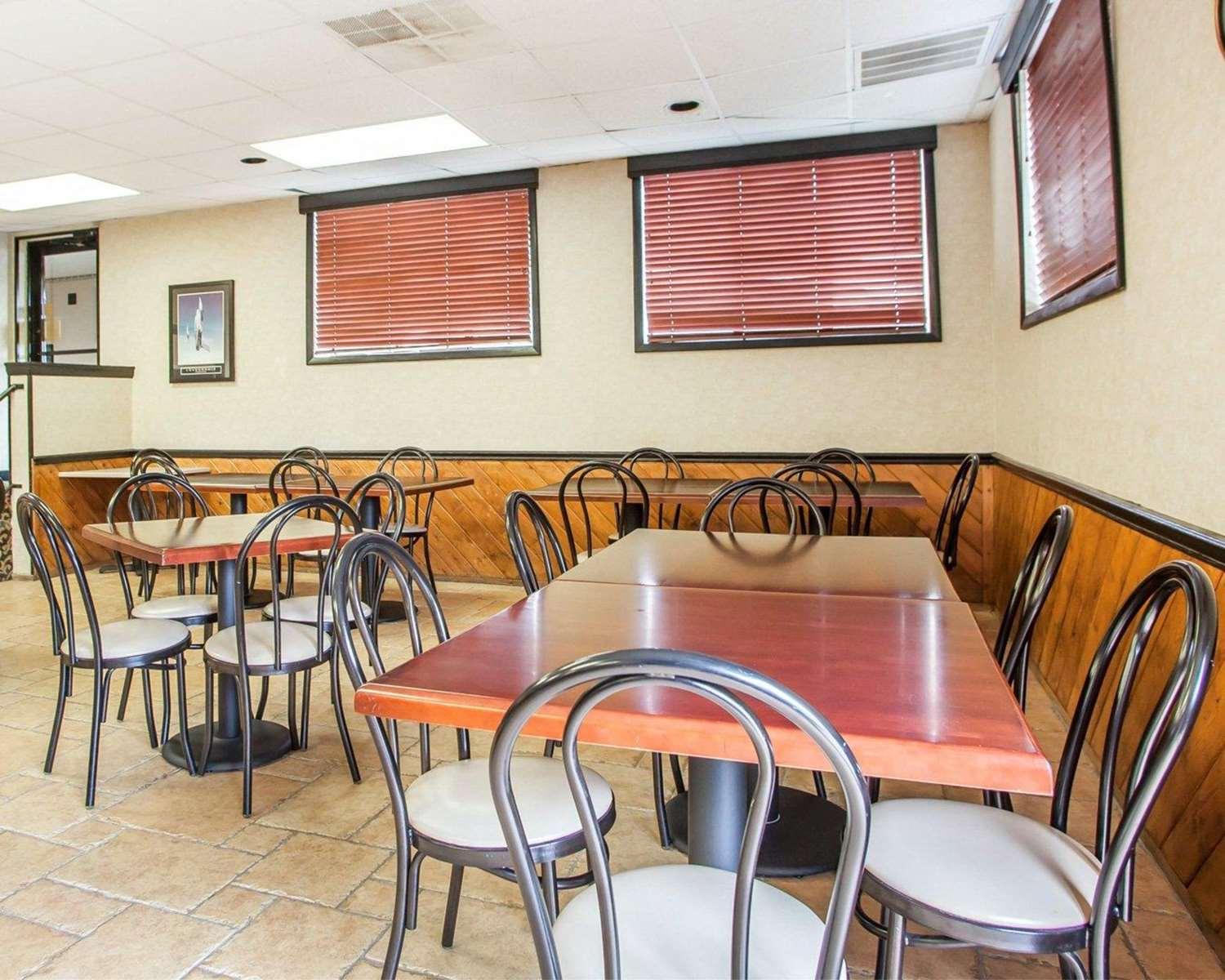 Restaurant SureStay Plus Hotel by Best Western McGuire AFB Jackson