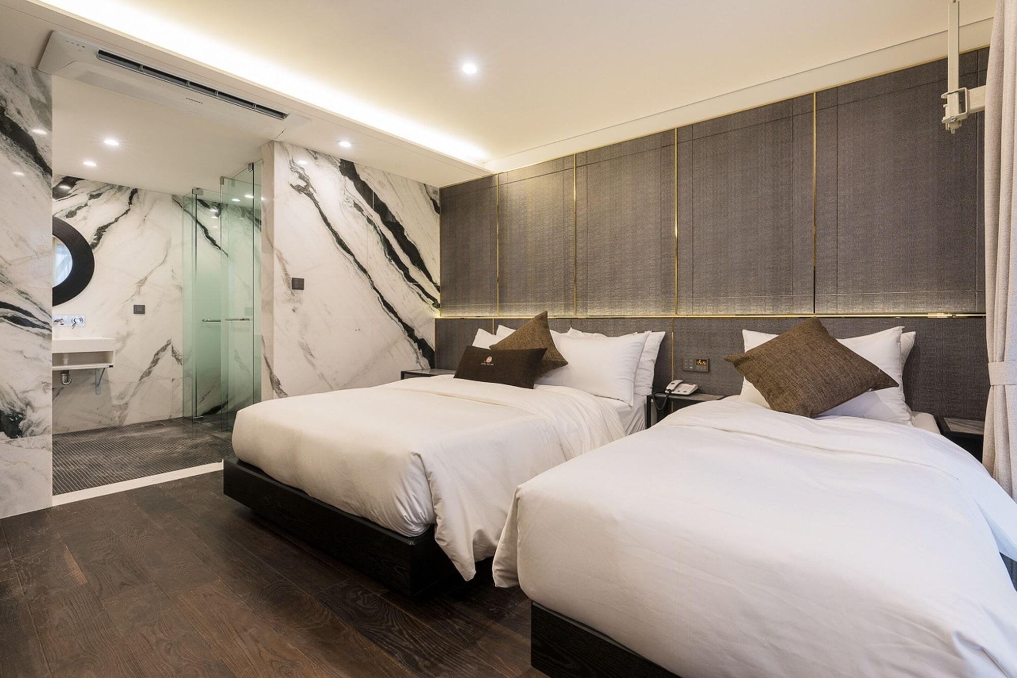 Varios The May Hotel