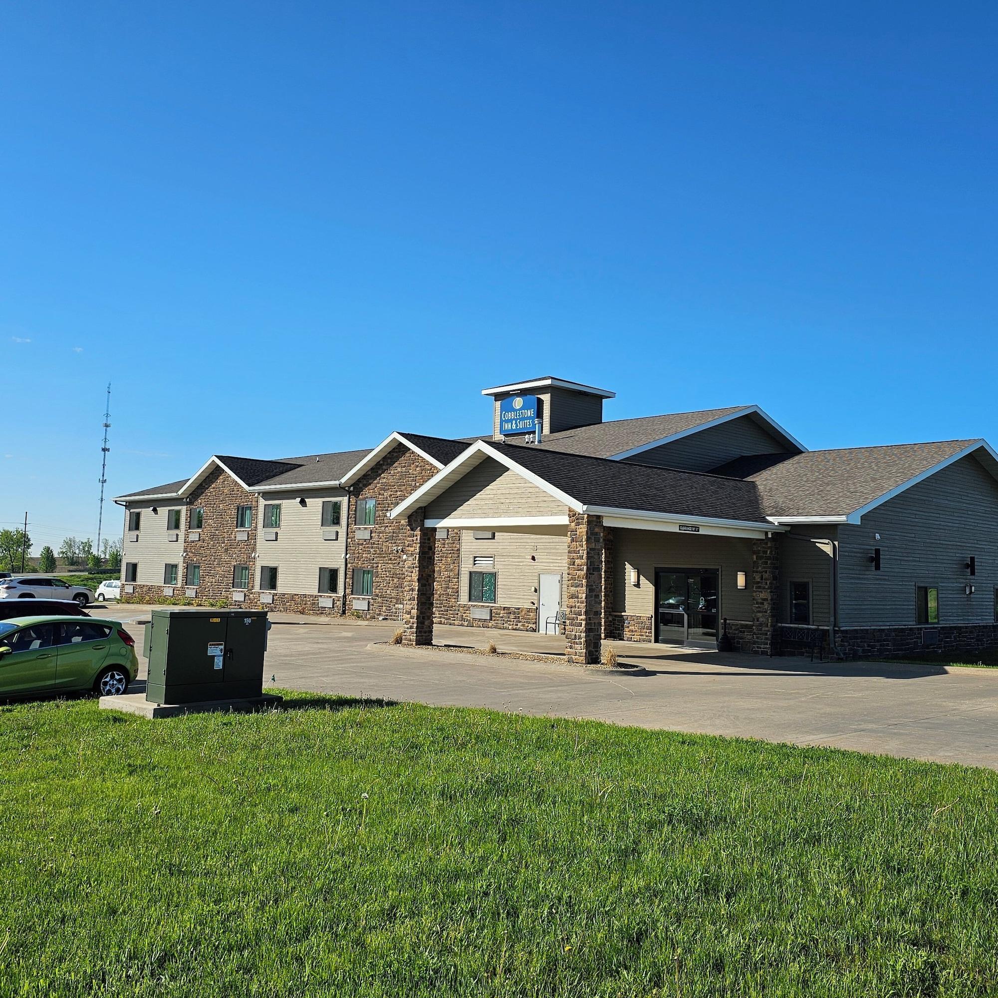 Vista Exterior Cobblestone Inn & Suites – Manchester