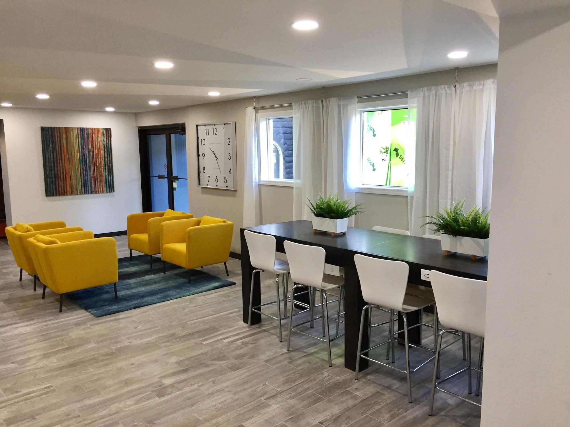 Vista Lobby Days Inn & Suites by Wyndham Cincinnati North