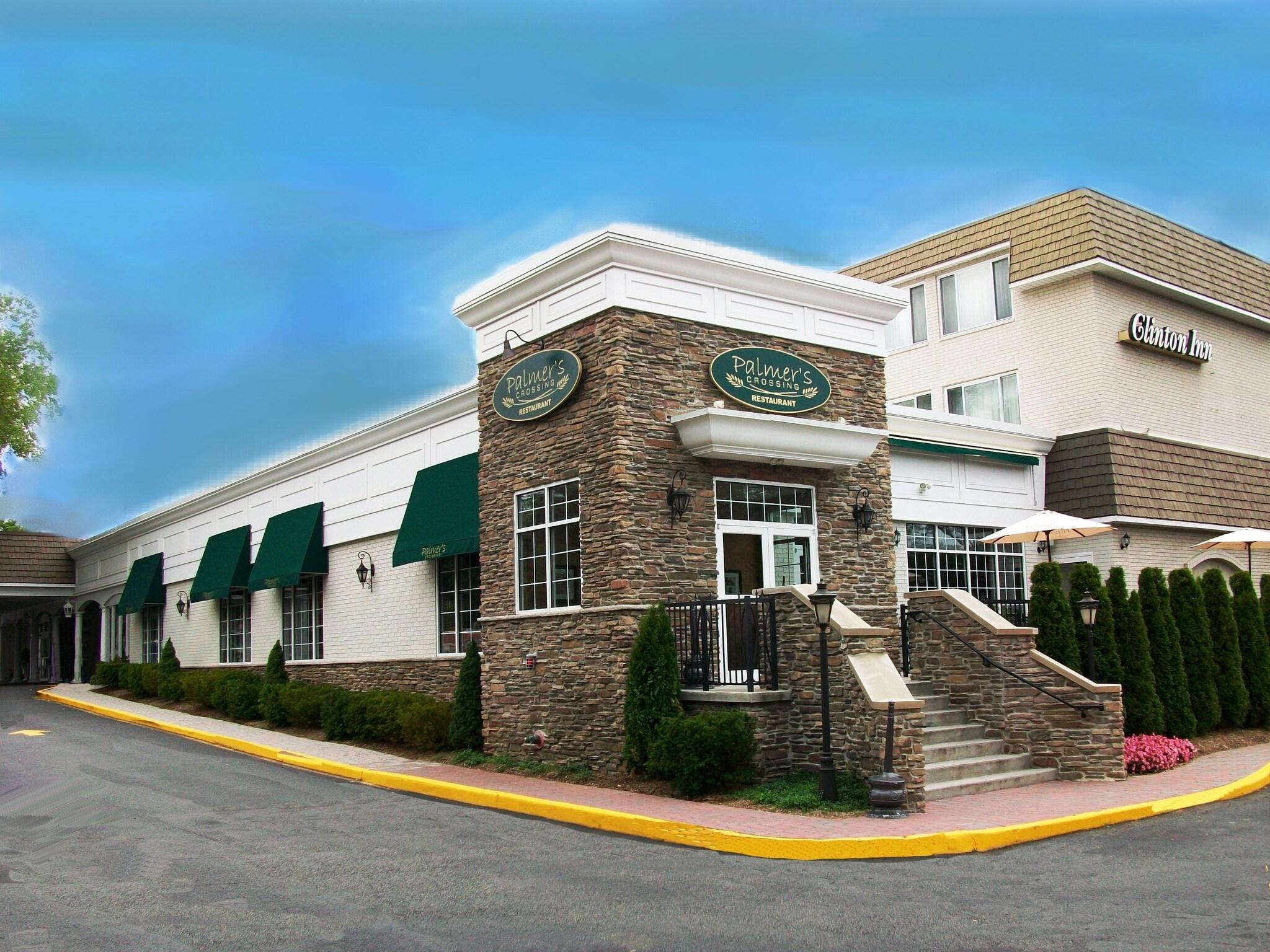 Vista Exterior Clinton Inn Hotel & Event Center