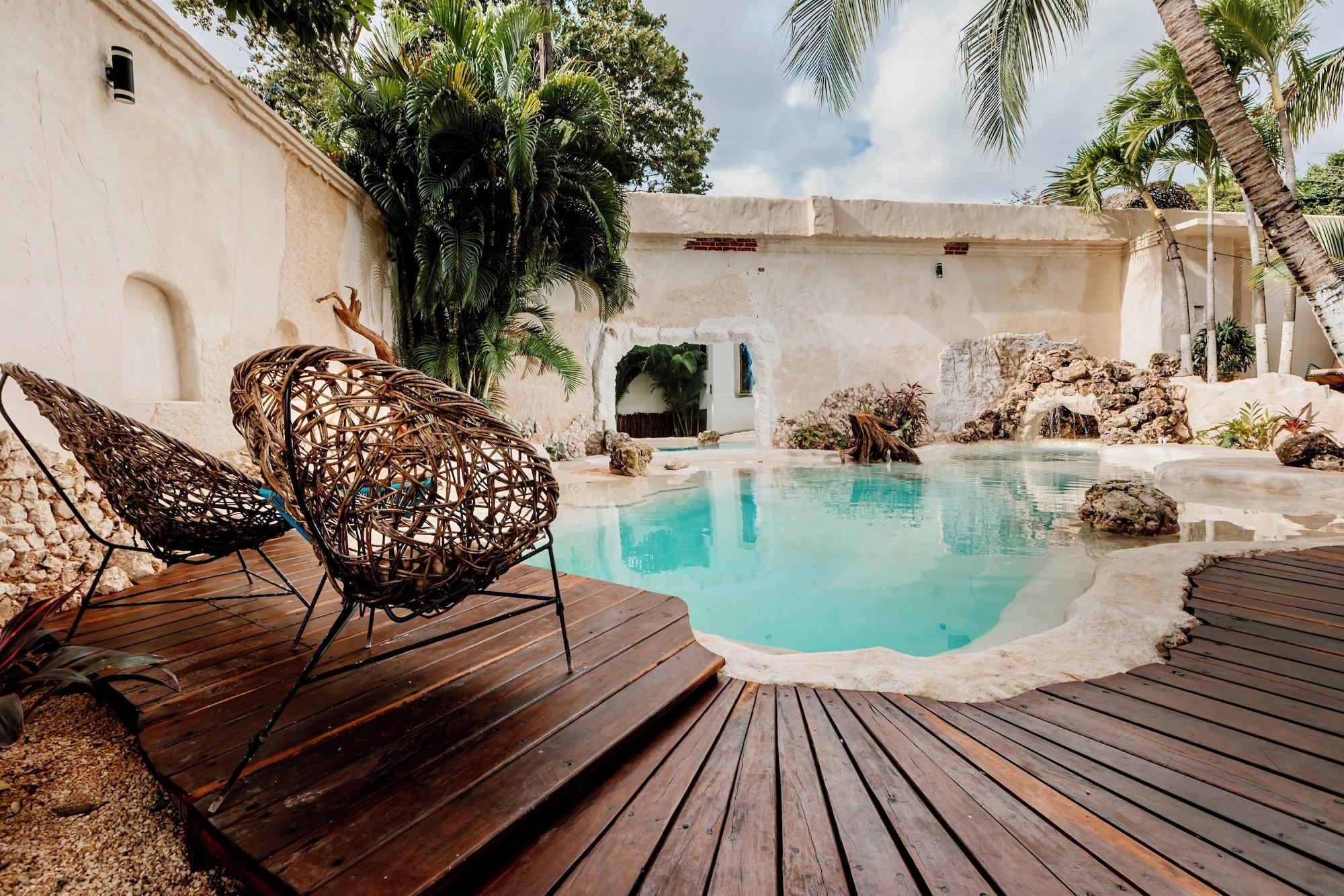 Vista Piscina Enigmatic Hotel Experience