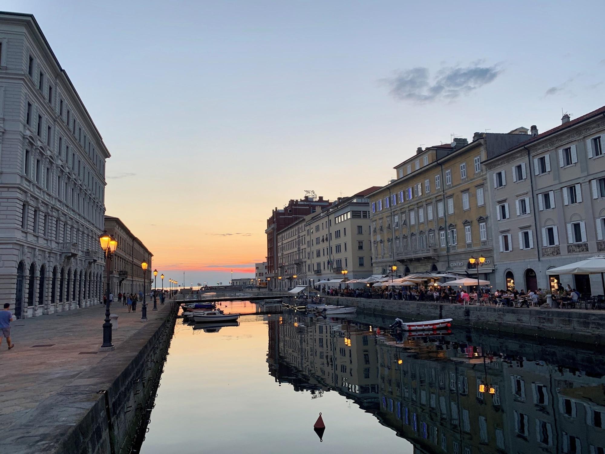 Varios URBANAUTS STUDIOS Ginnastica