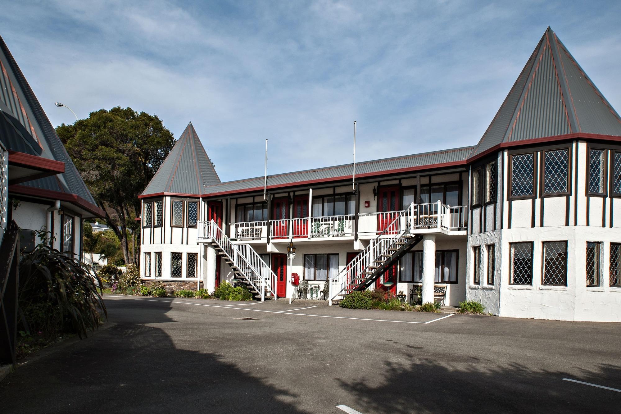 Varios Castles Motel and Driftwood Motel