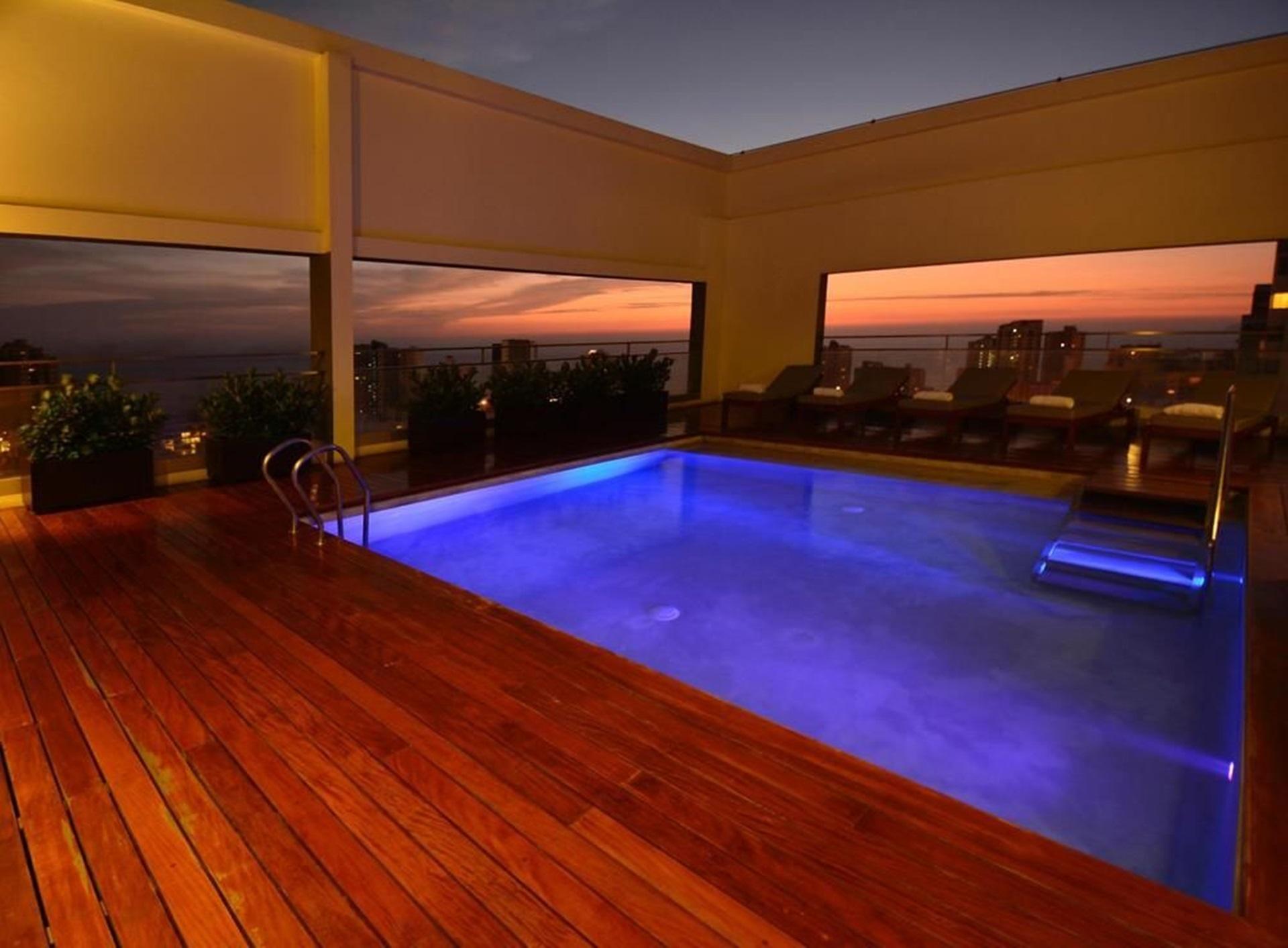 Vista Piscina Dazzler by Wyndham Lima Miraflores