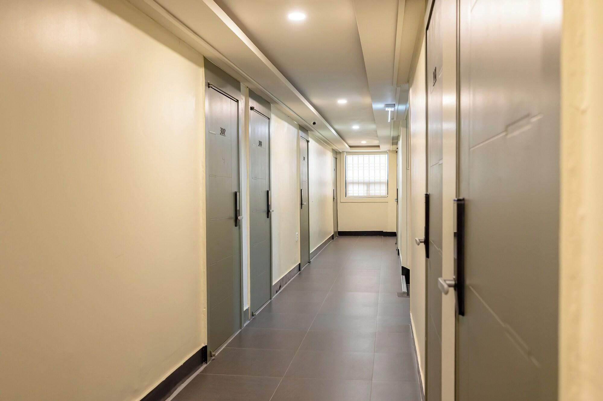 Varios Mini Hotel Mug