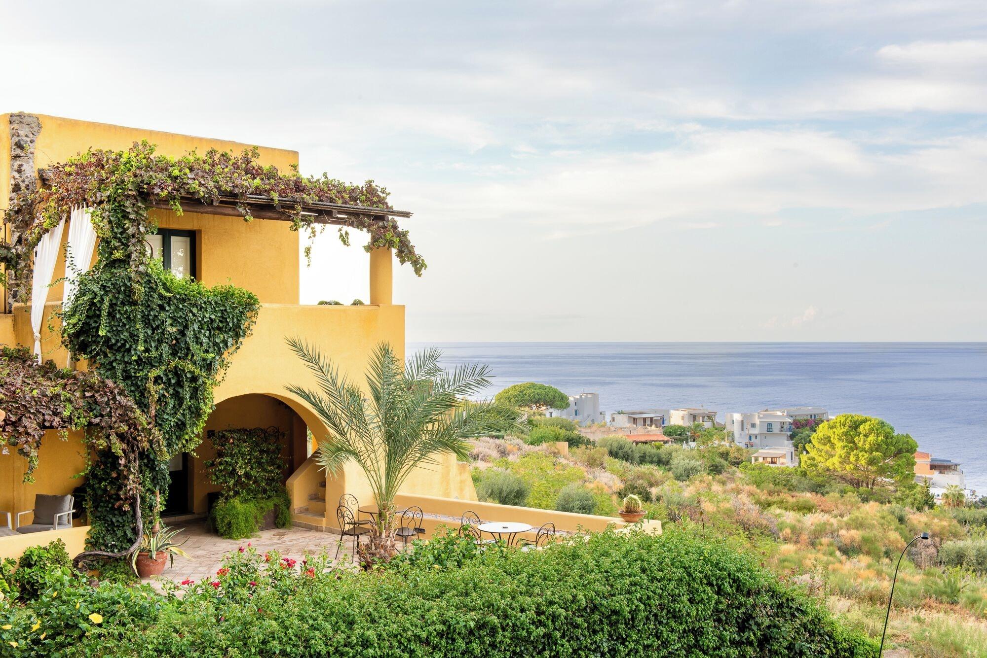 Vista Exterior Hotel Ravesi