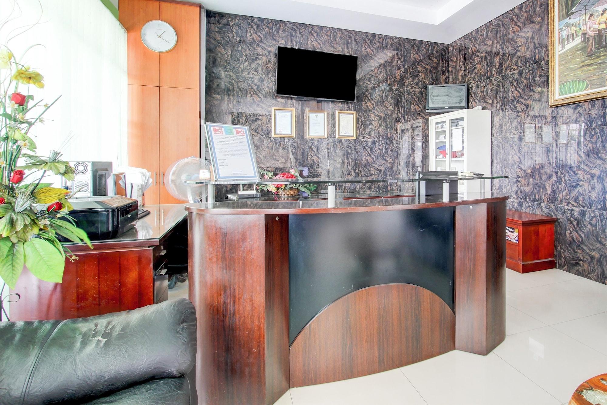 Vista Lobby Hotel O Jalan Slamet Riyadi Near Bandara Adi Soemarmo Formerly Amanah Sejahtera