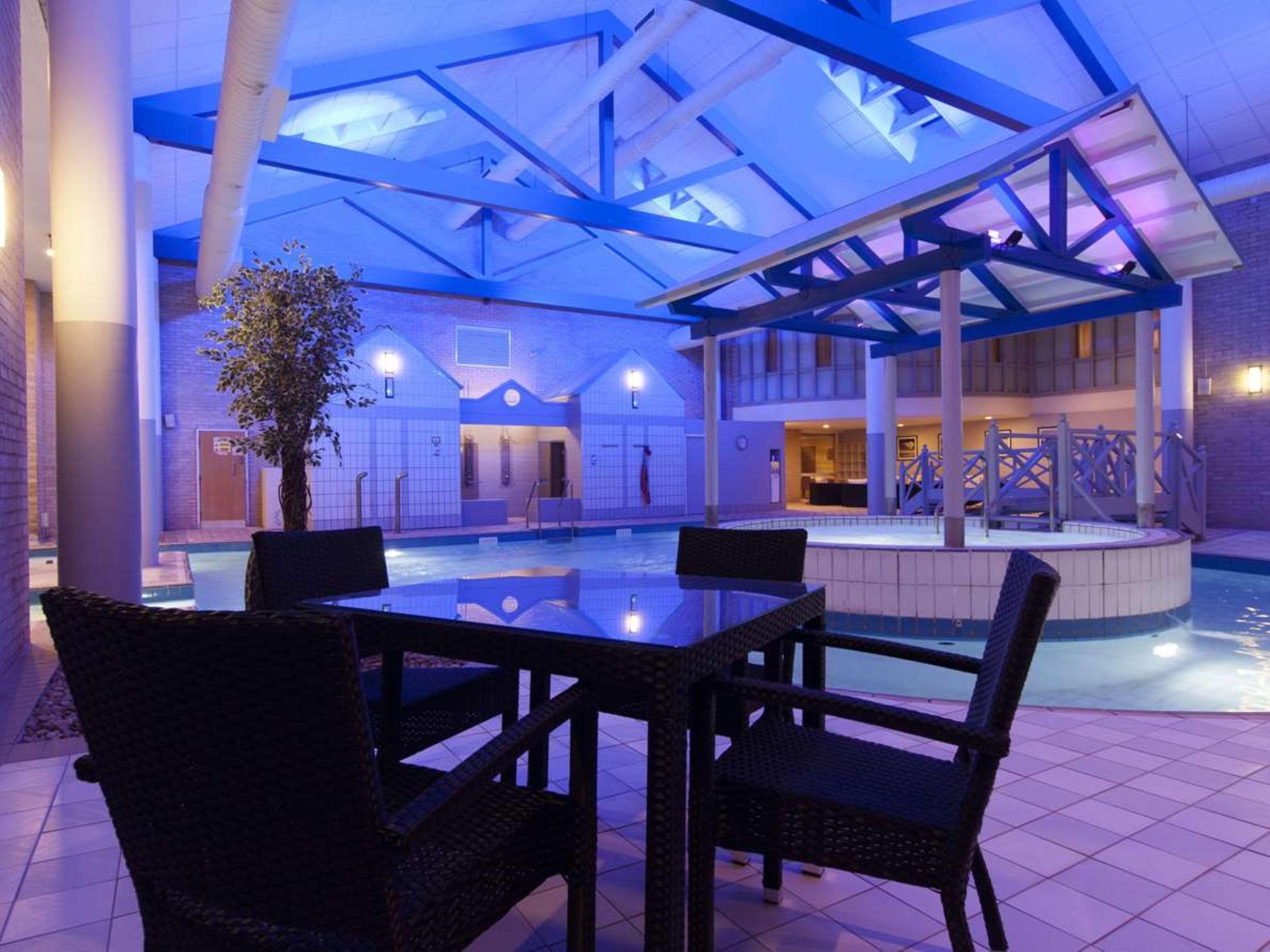 Vista Piscina Gloucester Robinswood Hotel by Sunday