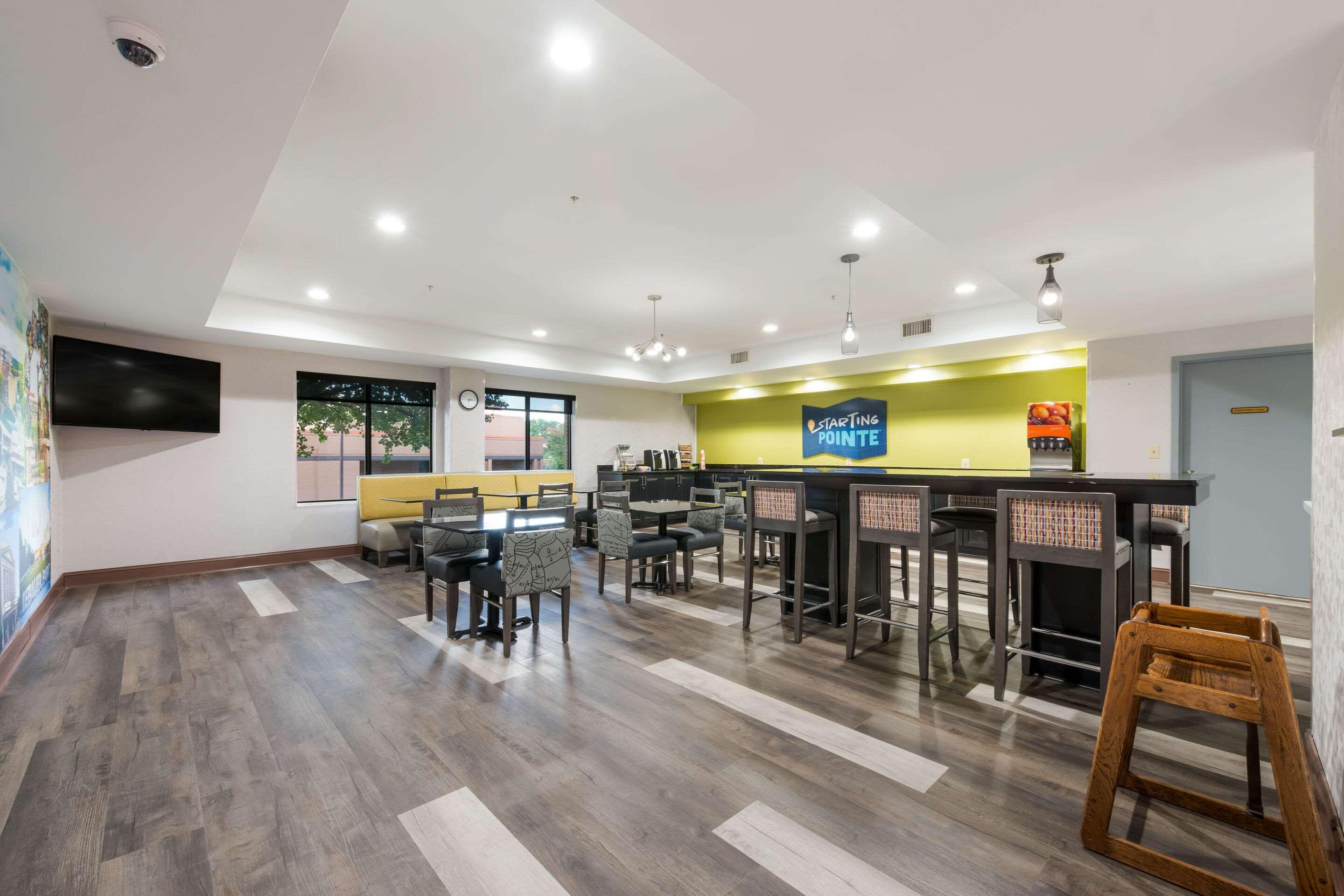 Restaurant Clarion Pointe Greensboro Airport