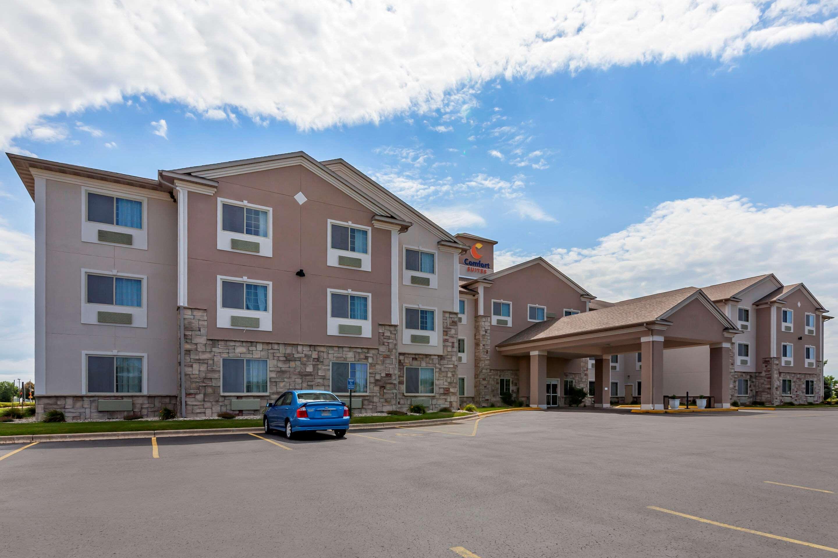 Vista Exterior Comfort Suites Delavan - Lake Geneva Area
