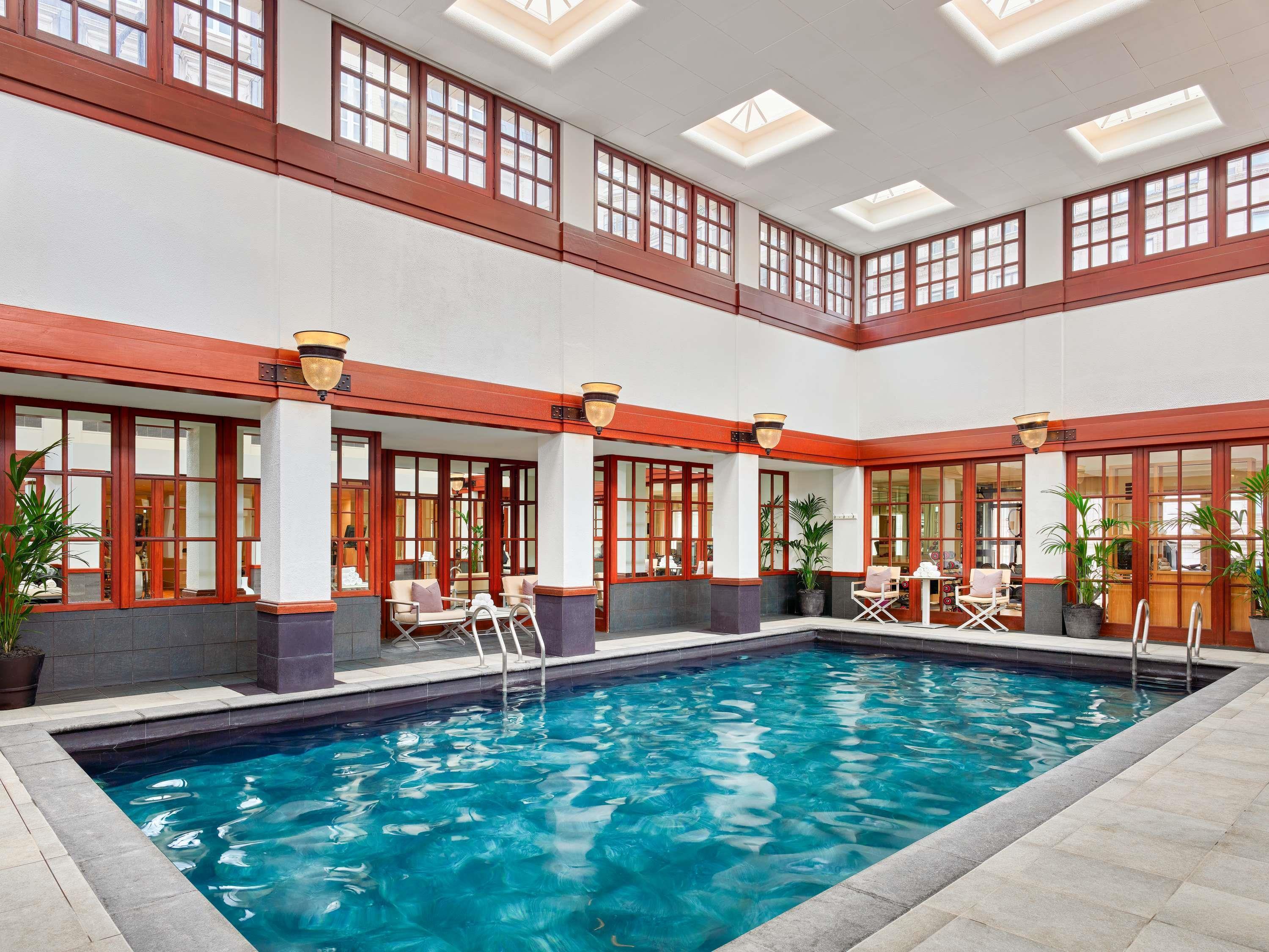 Vista da piscina The Savoy