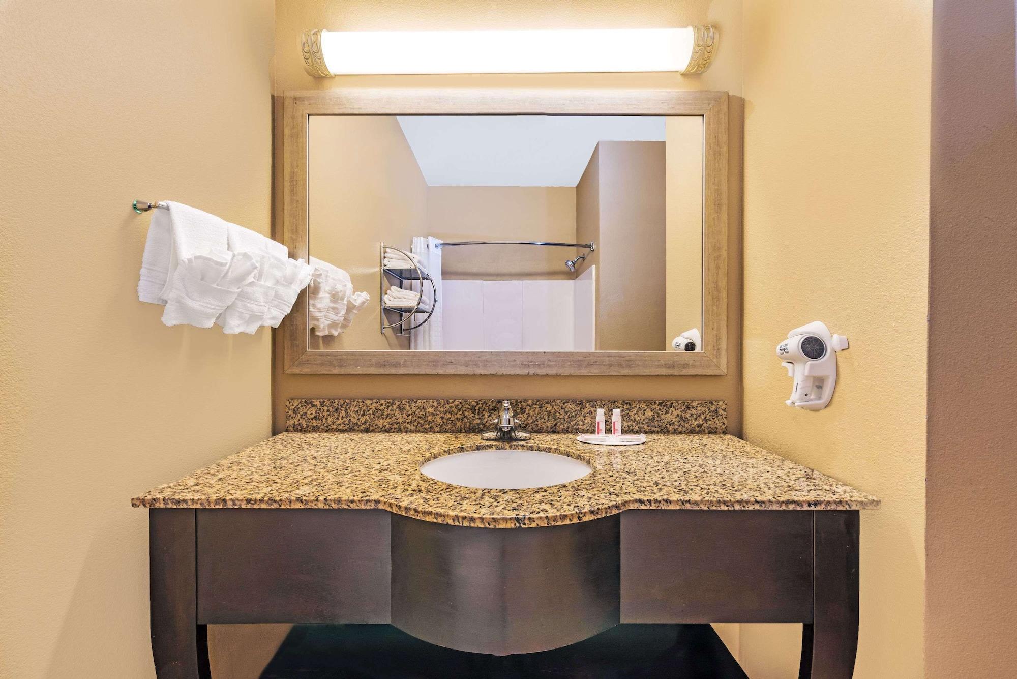 Equipamiento de Habitación Days Inn by Wyndham Rockdale Texas