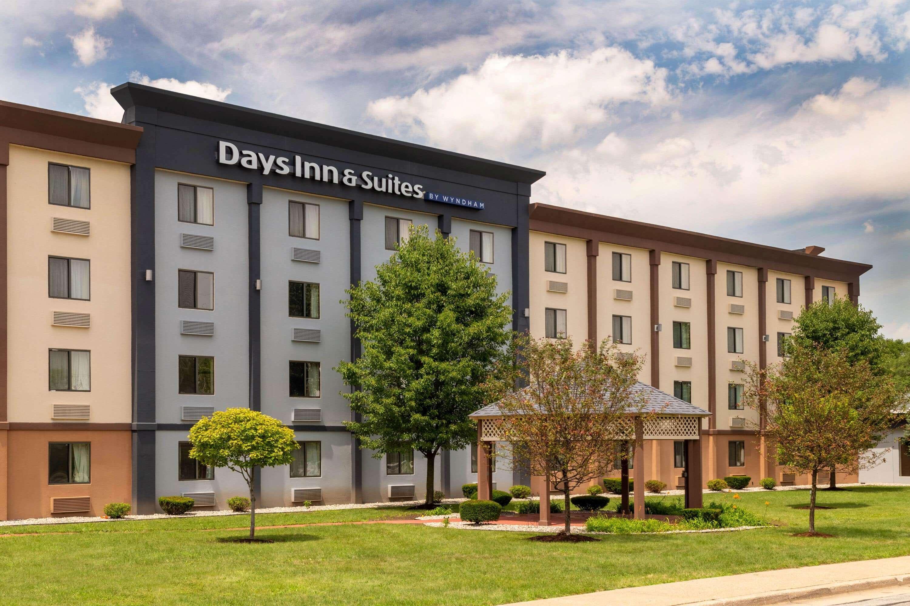 Vista Exterior Days Inn and Suites by Wyndham Hammond, IN