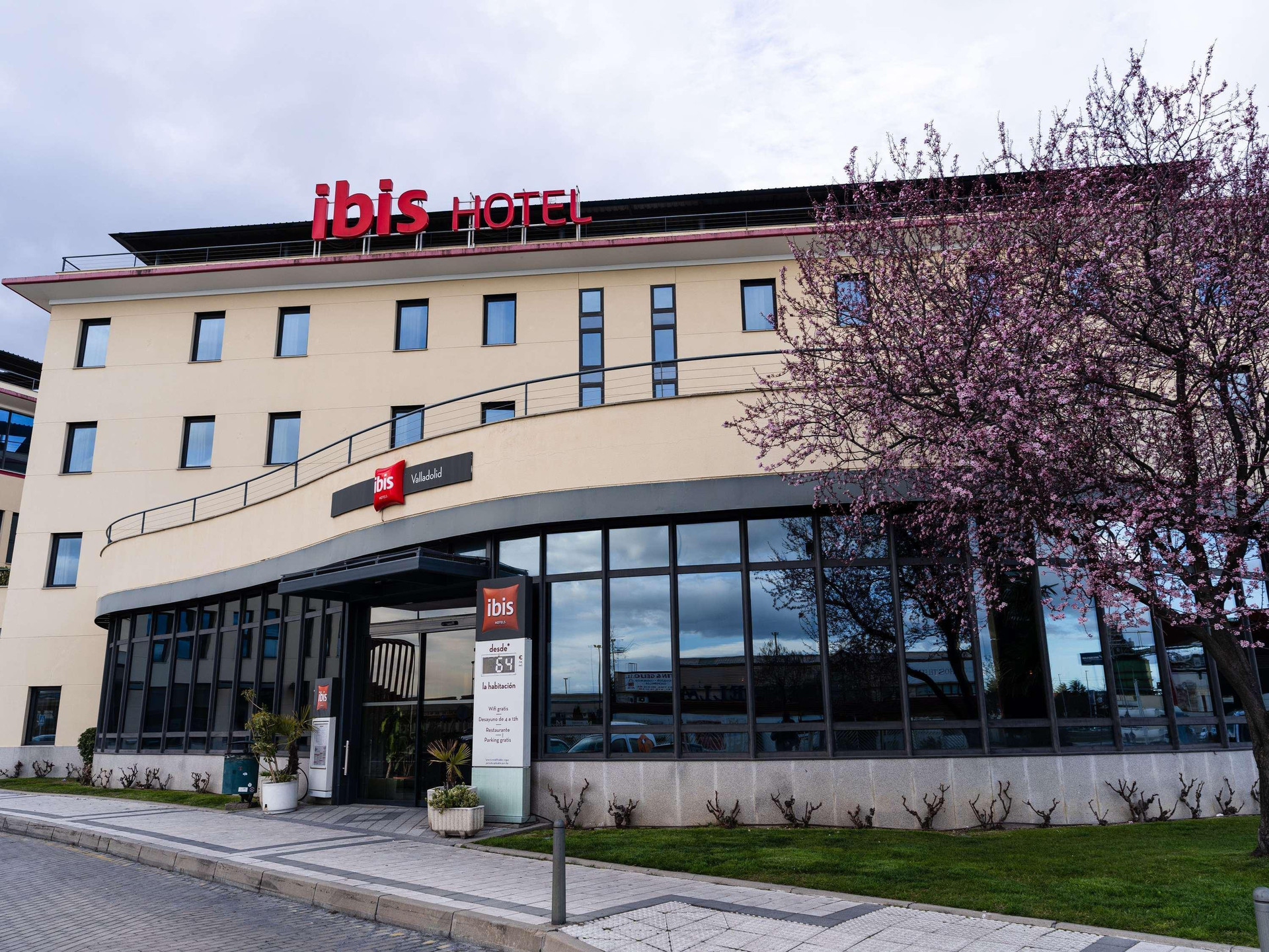 Vista Exterior ibis Valladolid