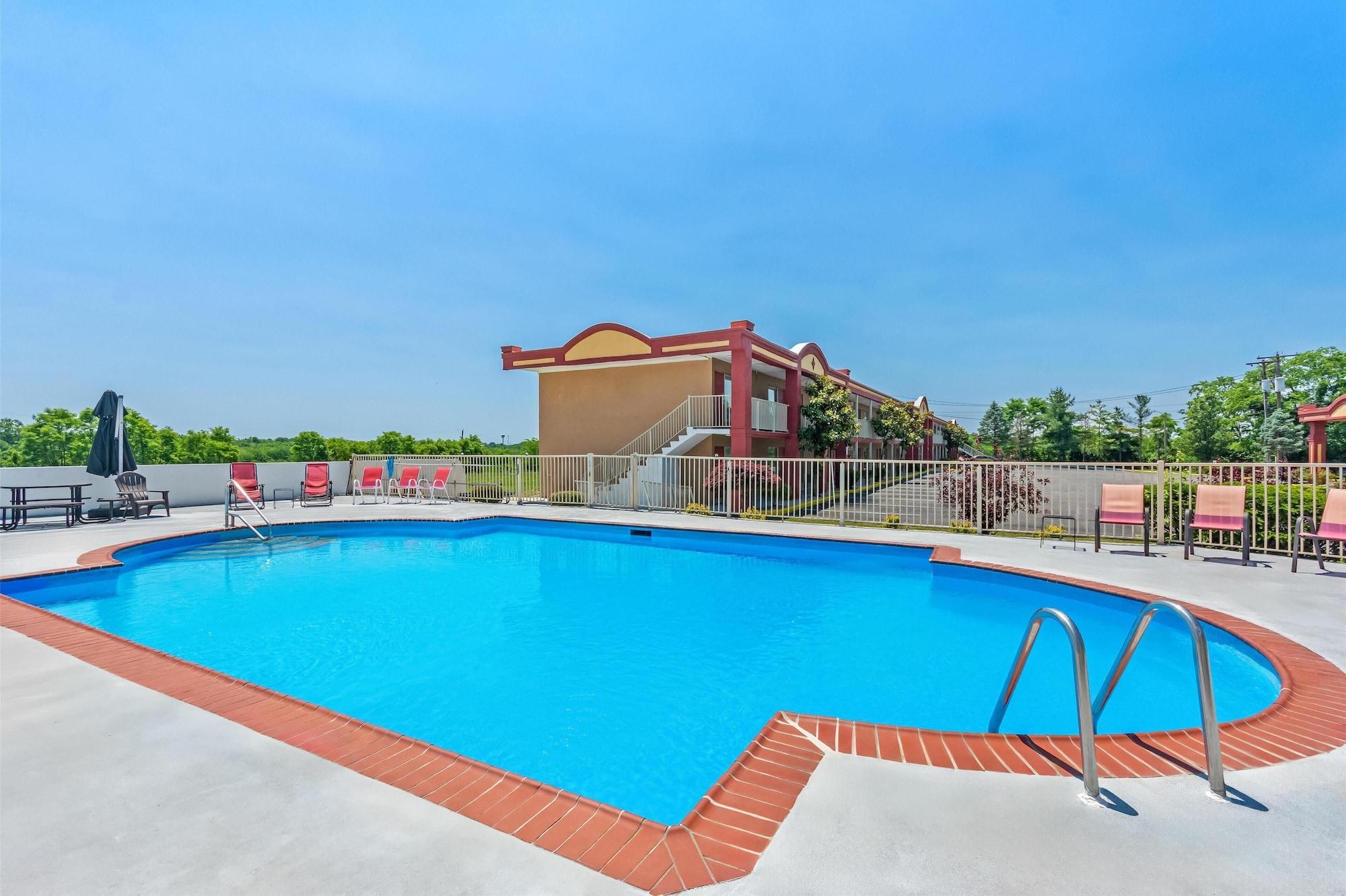 Vista Piscina Americas Best Value Inn & Suites Williamstown