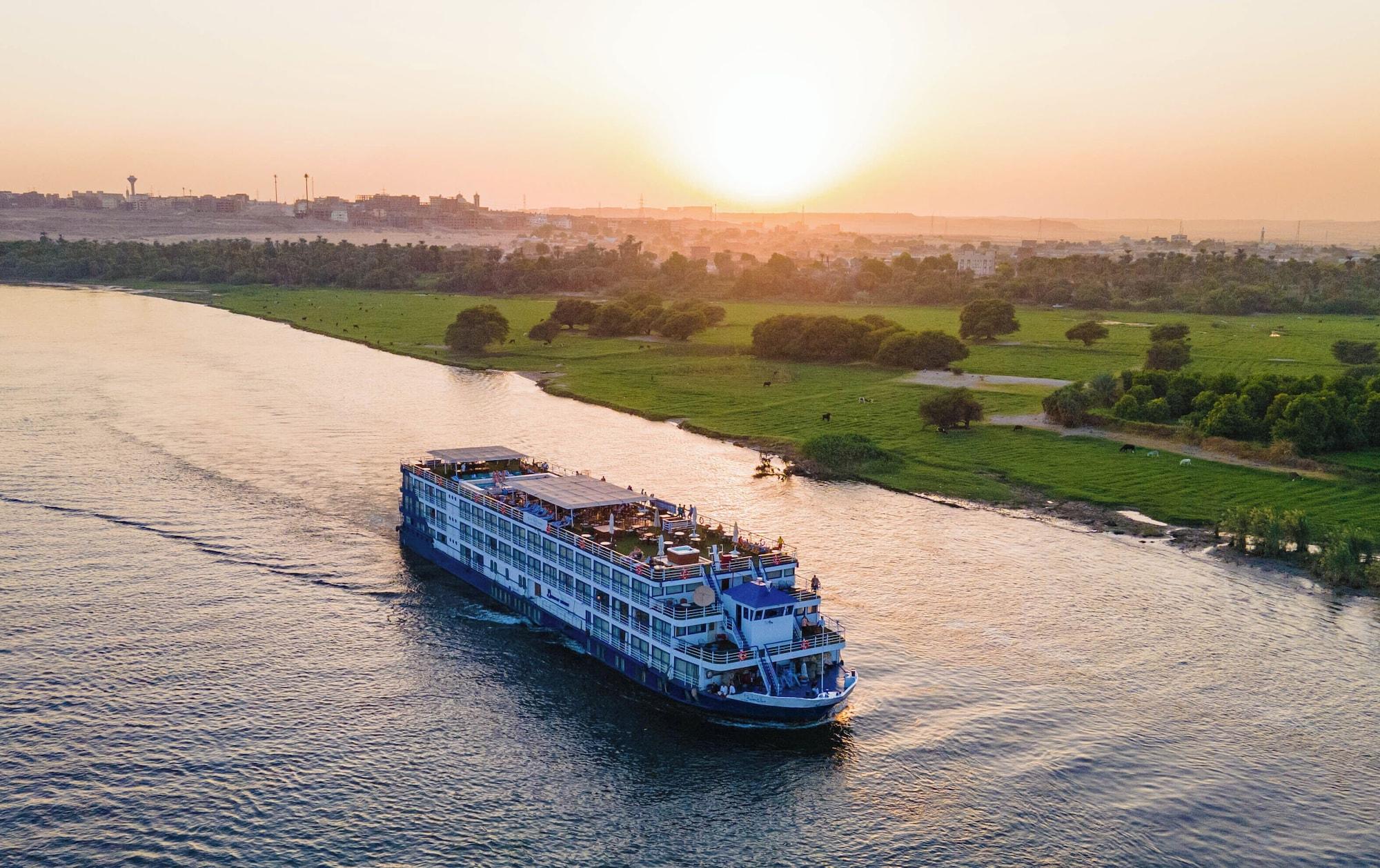 Habitación 4 Days 3 Nights Nile Cruise Trip from Aswan to Luxor Every Monday, Wednesday and Friday with Guided Tours