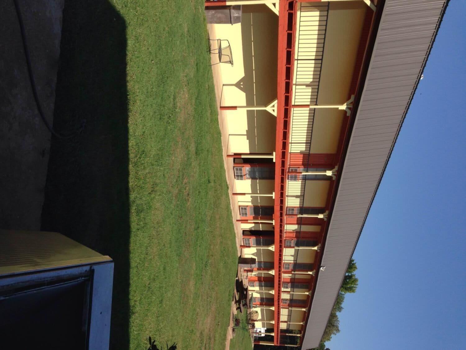 Vista Exterior Sportsman Inn and Suites