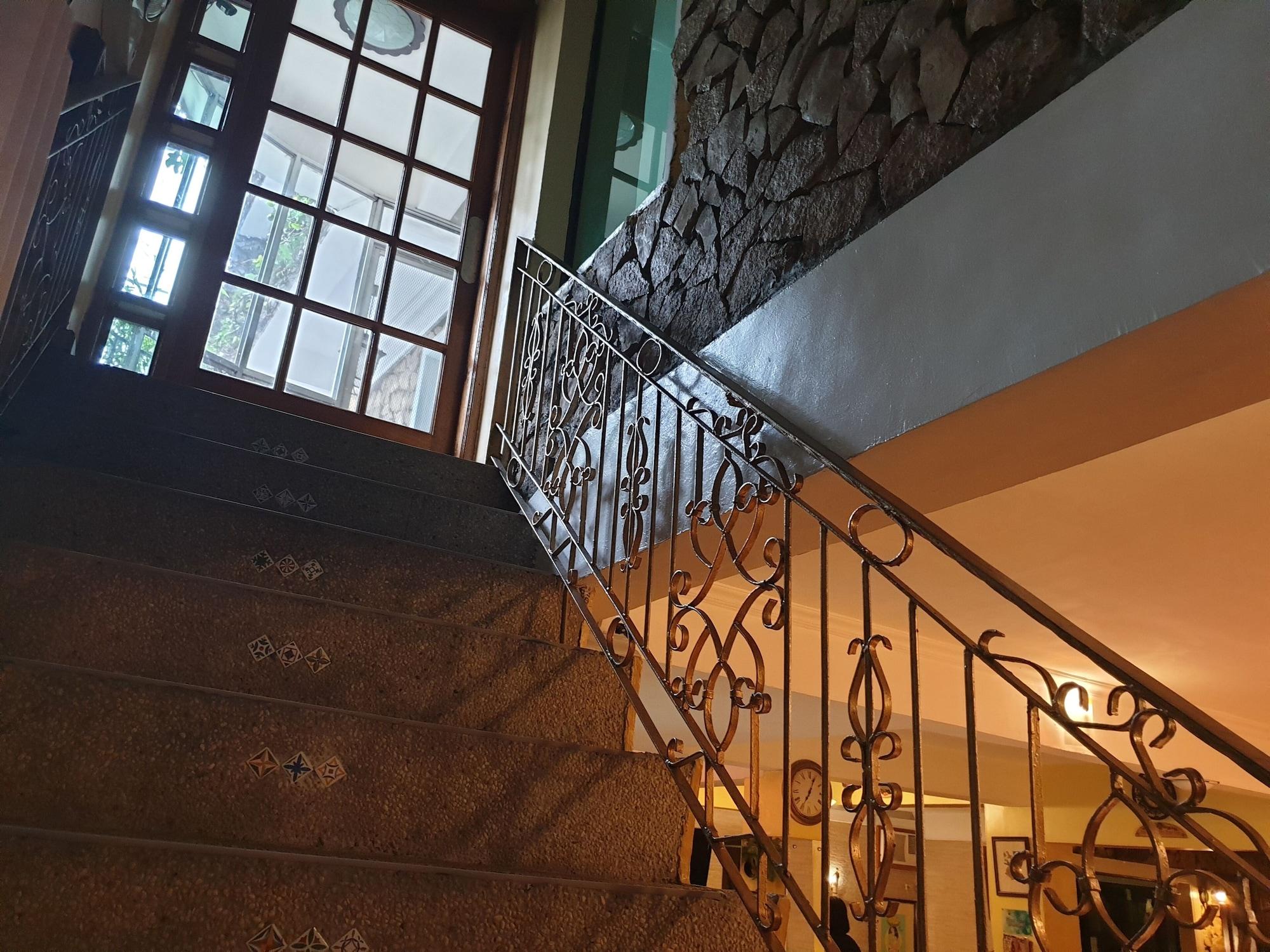 Varios Saint Illians Inn