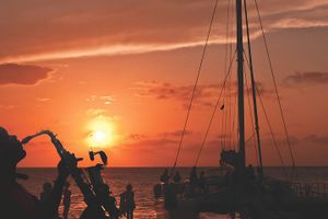 Actividad - Catamarán al atardecer por Montego Bay con barra libre y música