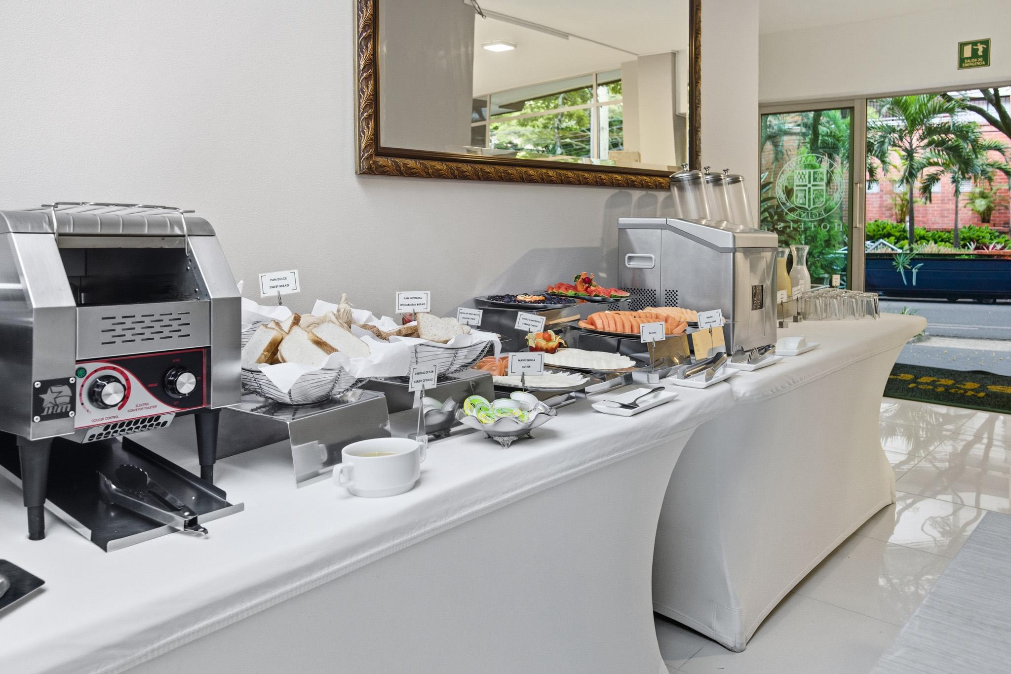 Área de desayuno Hotel Asturias Medellin