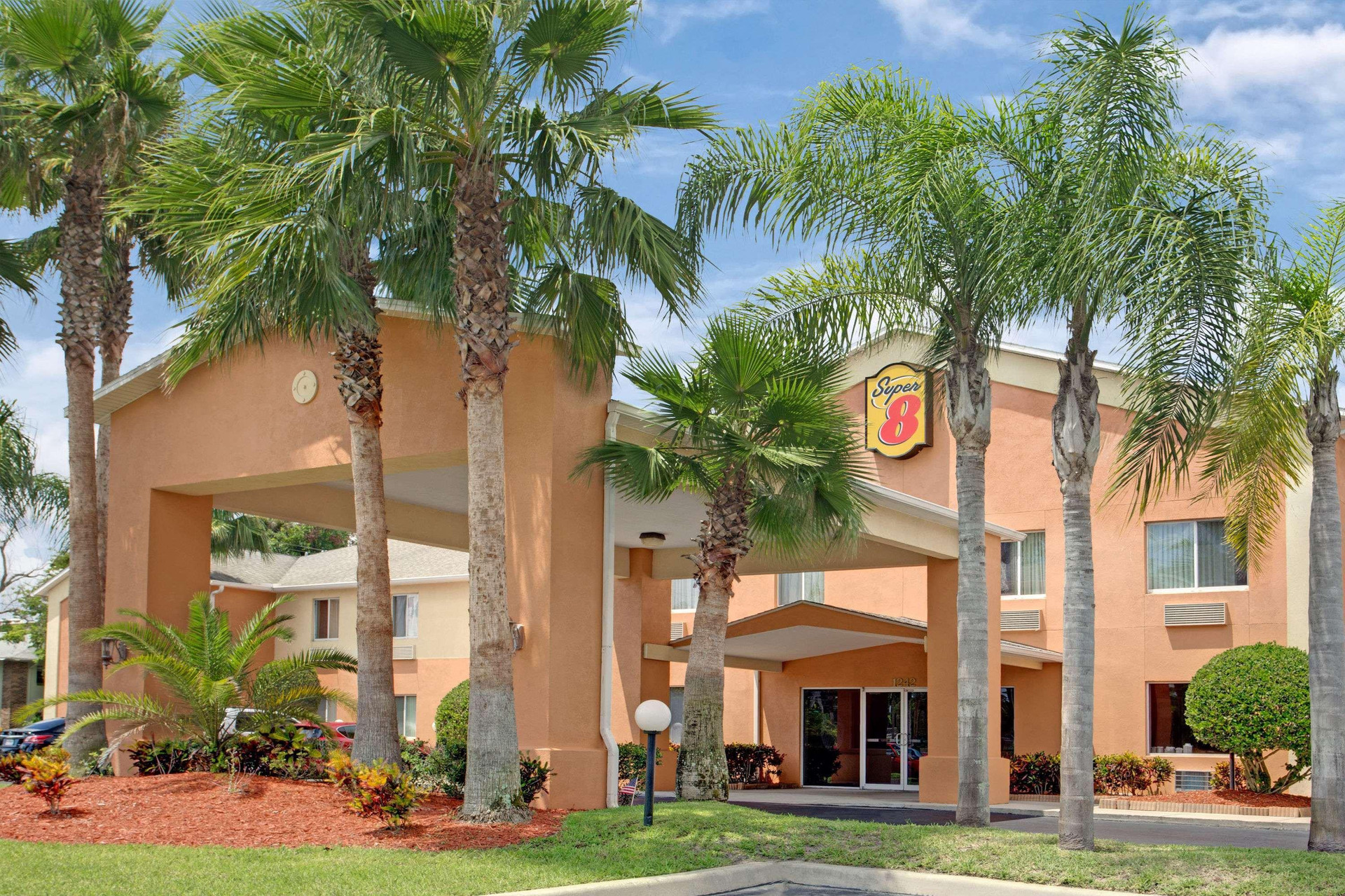 Varios Super 8 by Wyndham Daytona Beach