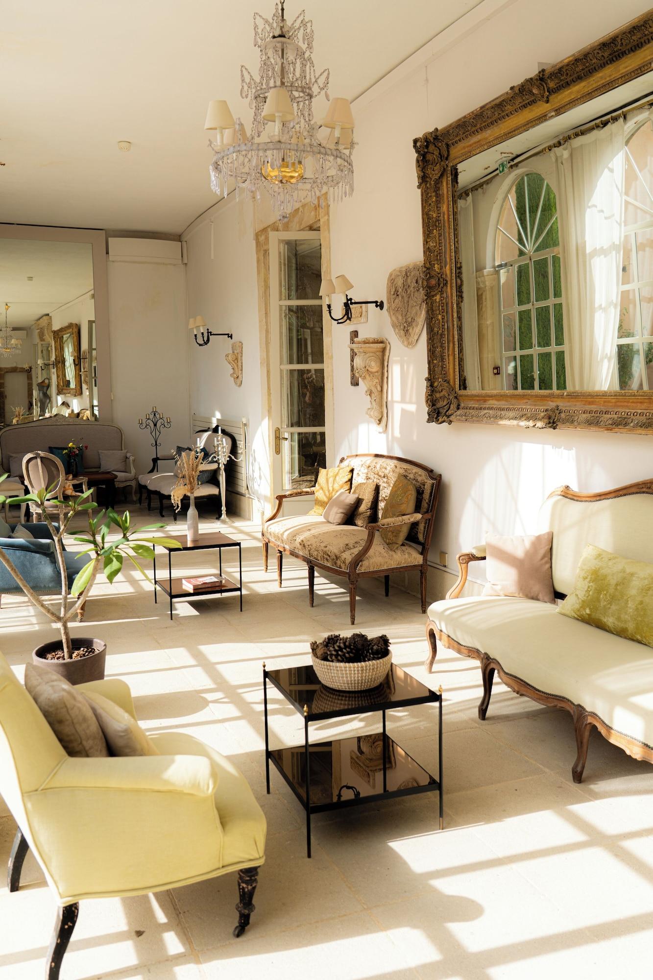 Vista Lobby Chateau De Massillan