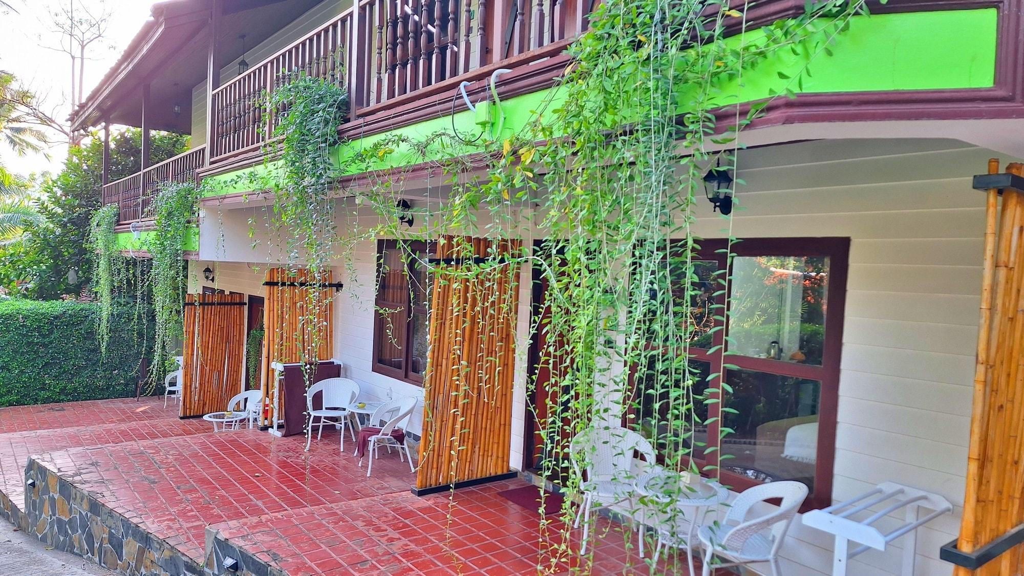Vista Exterior Alpha Gay Resort & Spa - Men Only