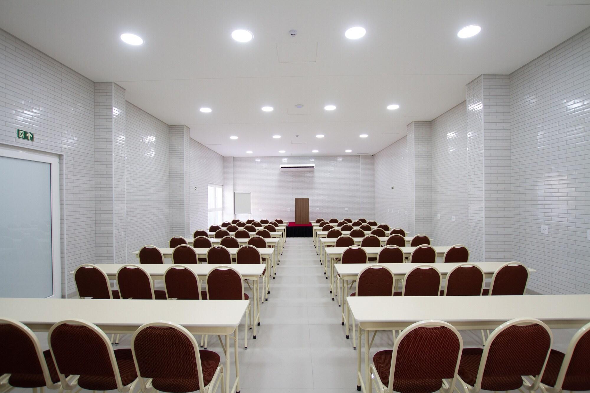 Centro de Negocios Hotel Confiance Barigui