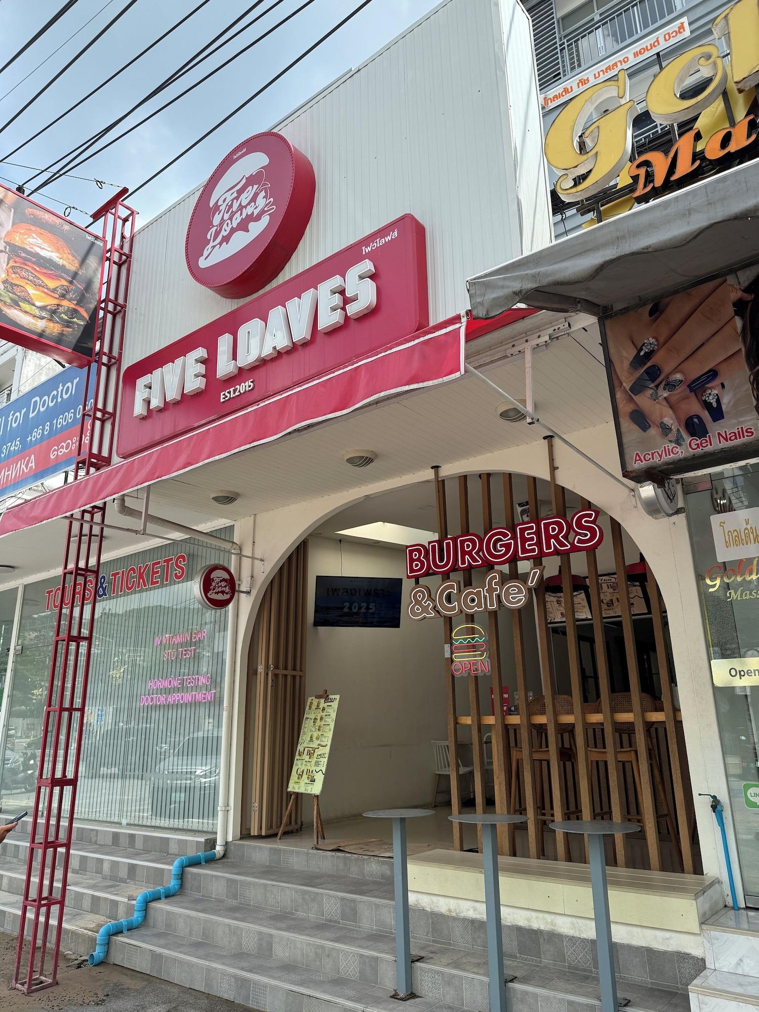 Variados (as) Five Loaves Beds Patong