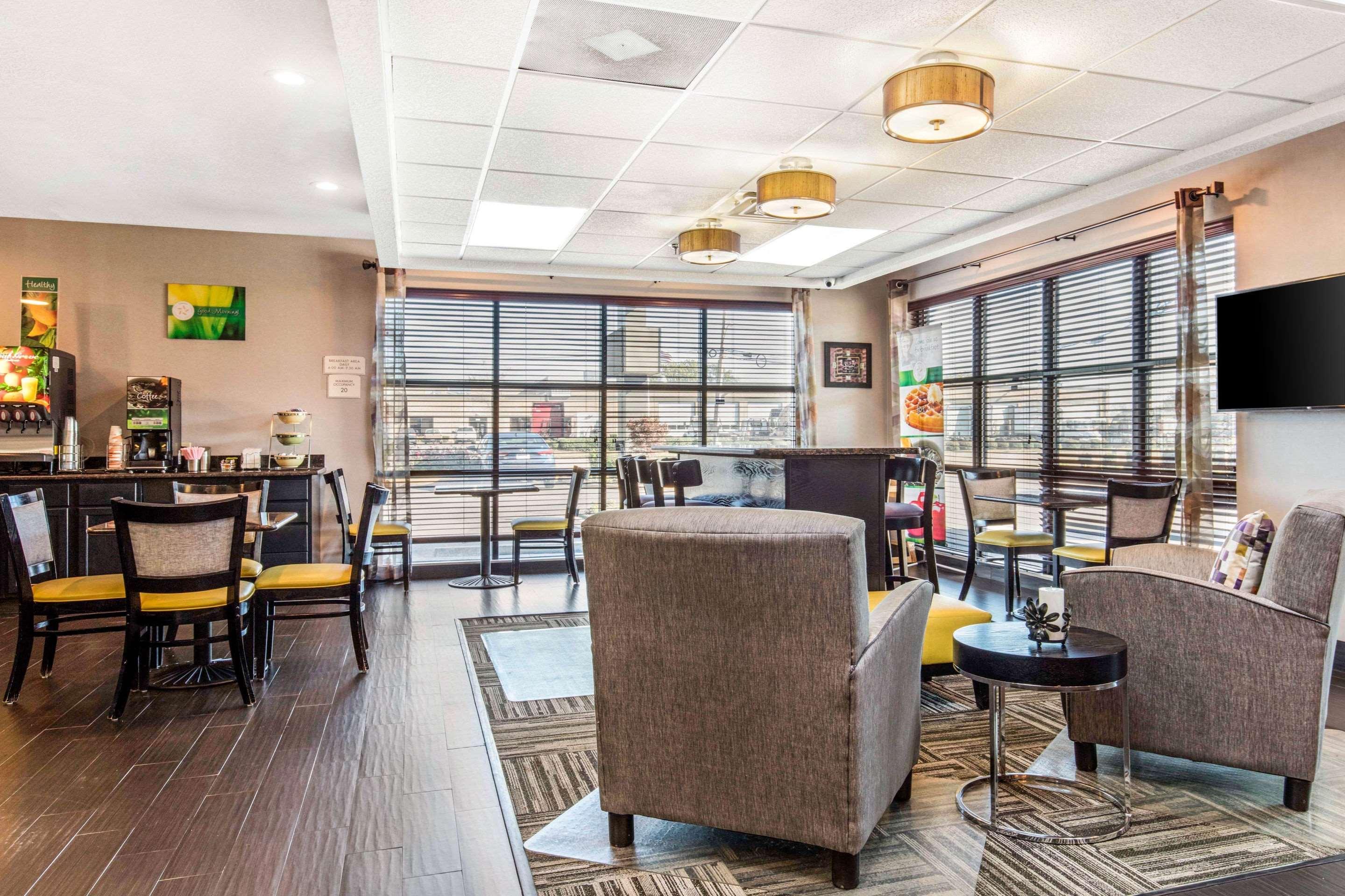 Vista Lobby Quality Inn Memphis Airport