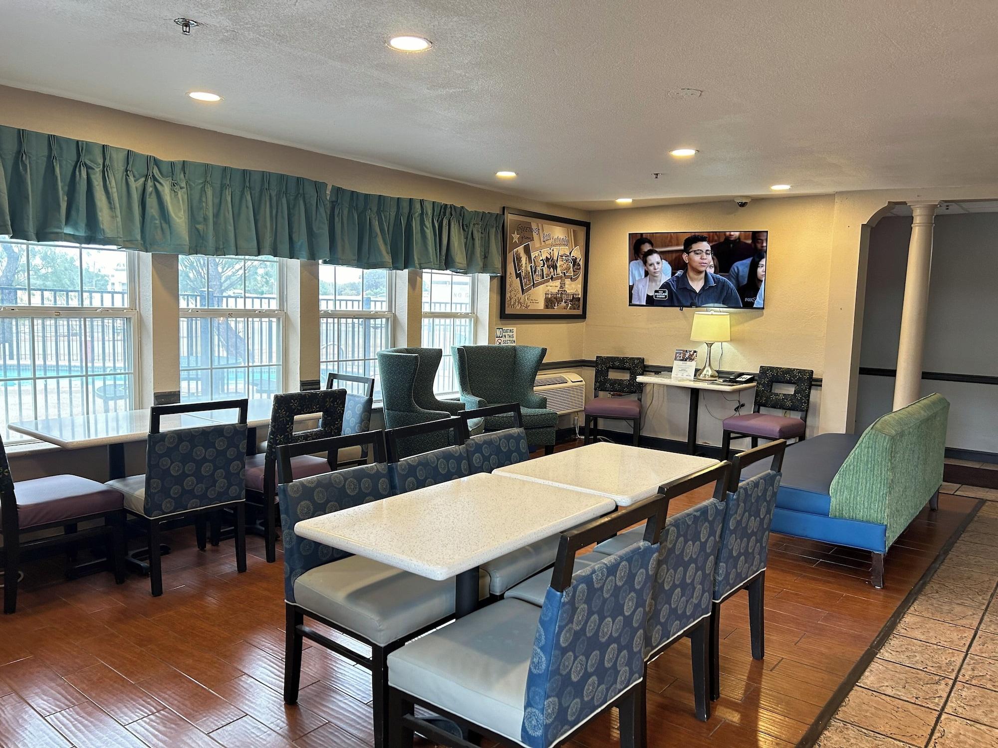 Vista Lobby Super 8 by Wyndham San Antonio/Fiesta