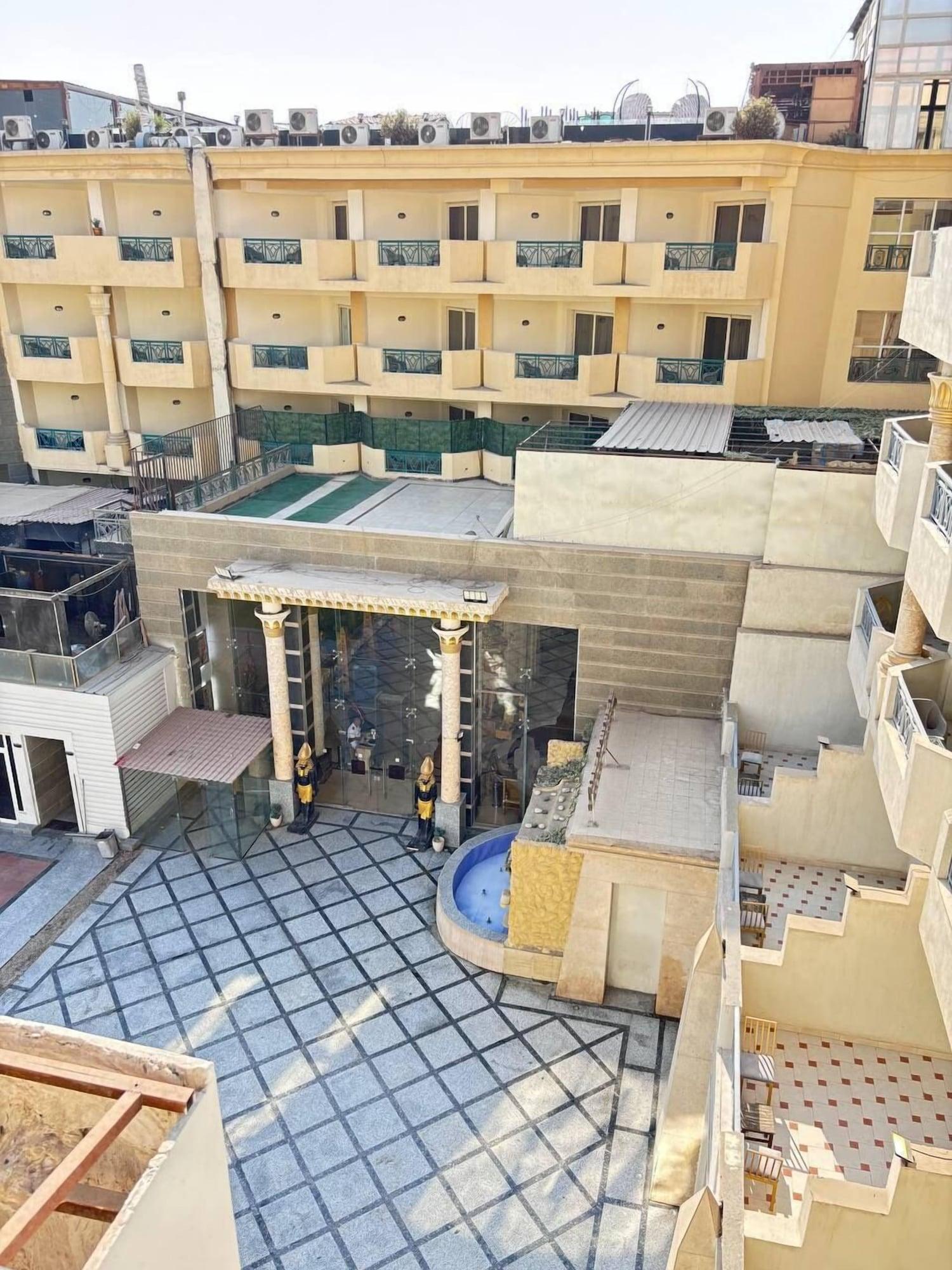 Restaurant Elite Pyramids View Inn