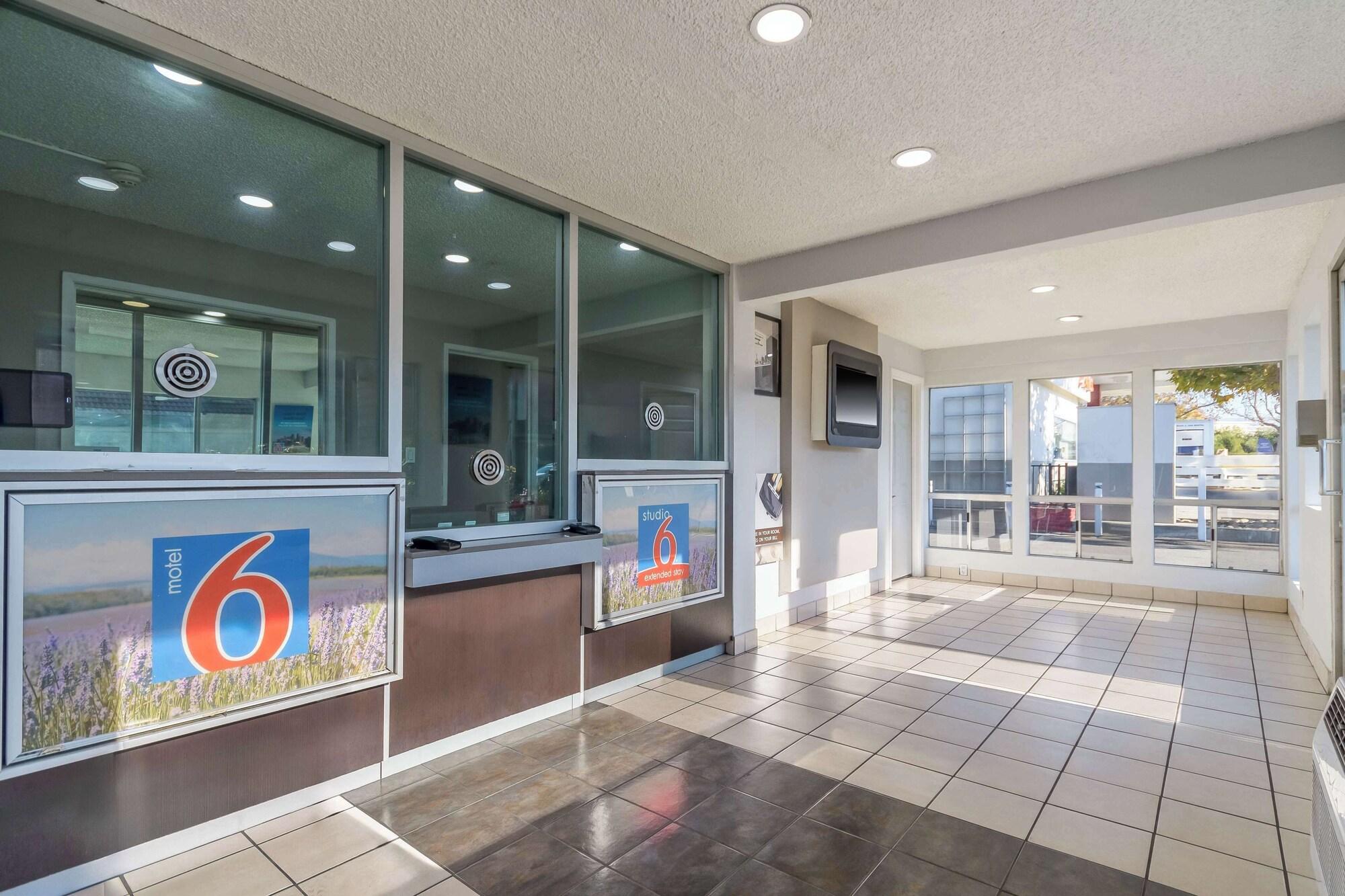 Vista Lobby Motel 6 Hayward, CA – Silicon Valley Gateway