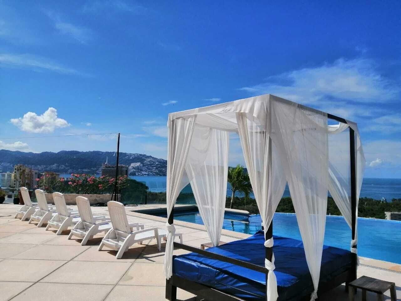 Vista Piscina Hostal Bahía Acapulco