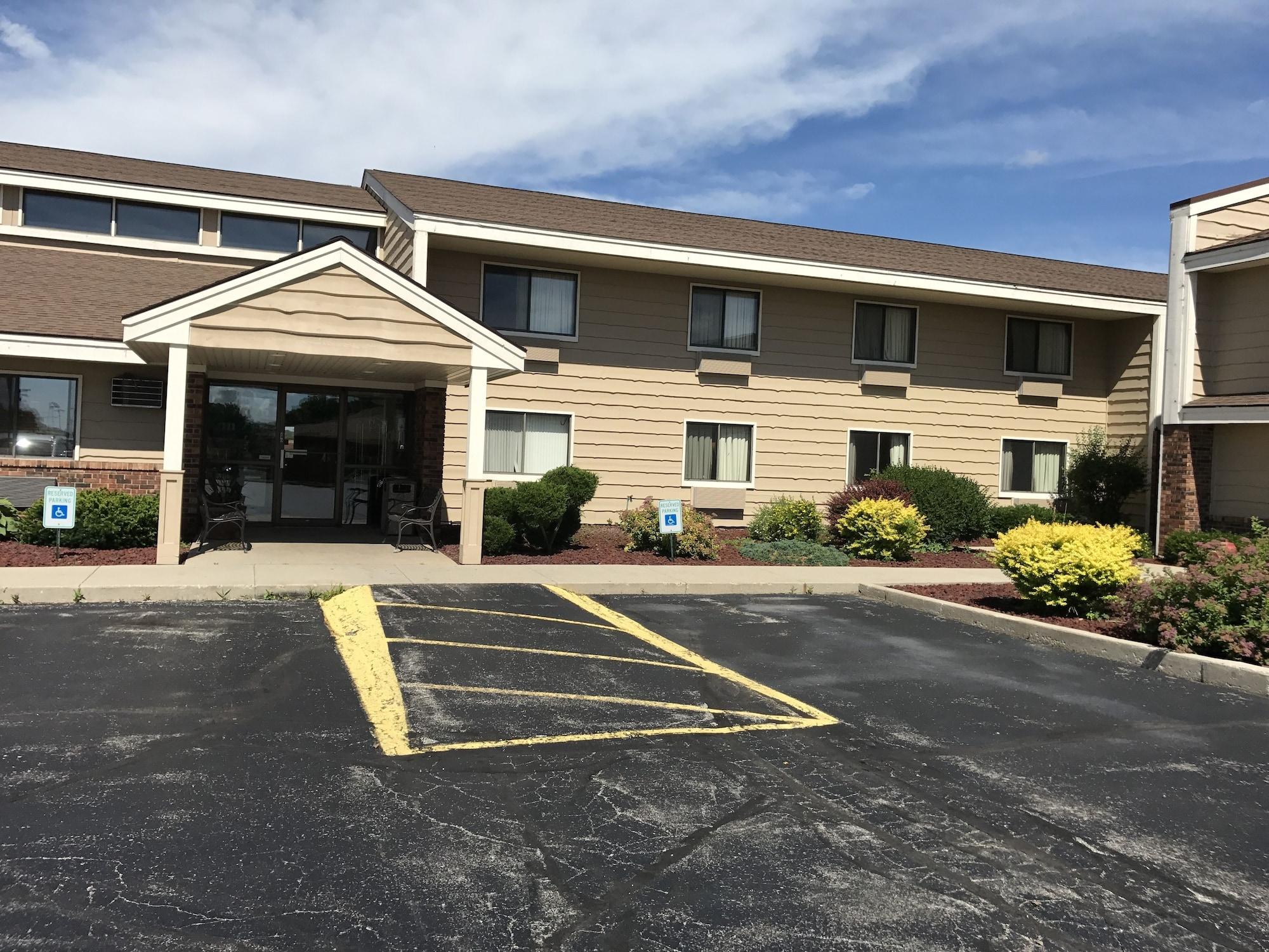 Vista Exterior AmericInn by Wyndham West Bend